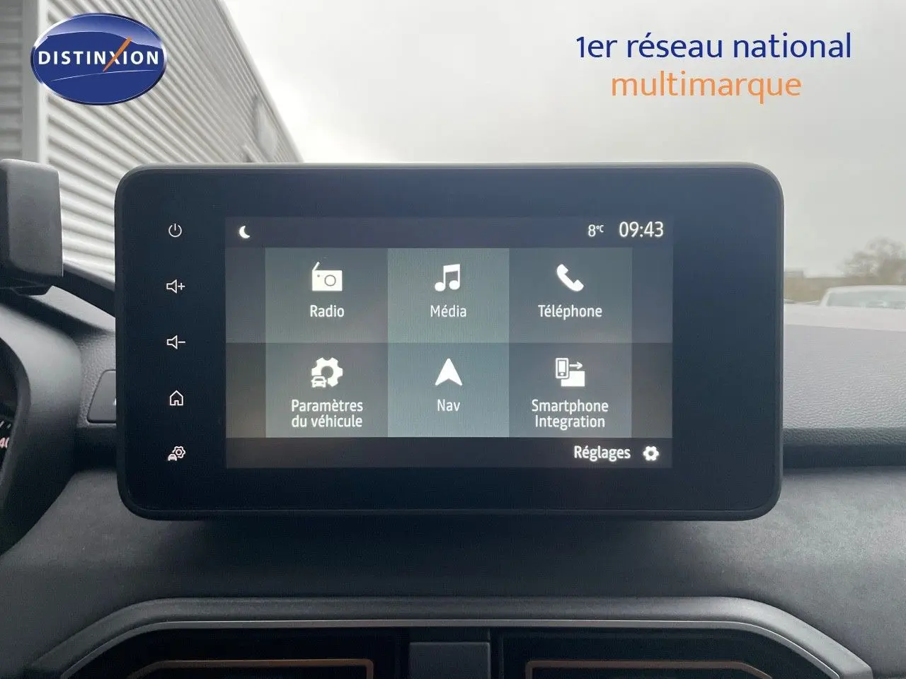 Écran tactile central affichant le menu multimédia dans l’habitacle d’une Dacia Jogger gris schiste, vue de face.