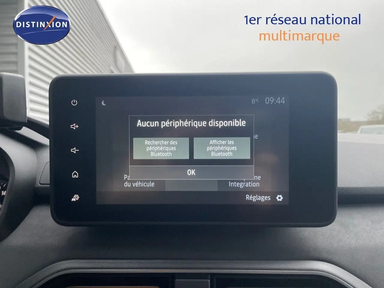 Écran tactile central du tableau de bord d'une Dacia Jogger 2026 affichant un message Bluetooth "Aucun périphérique disponible".