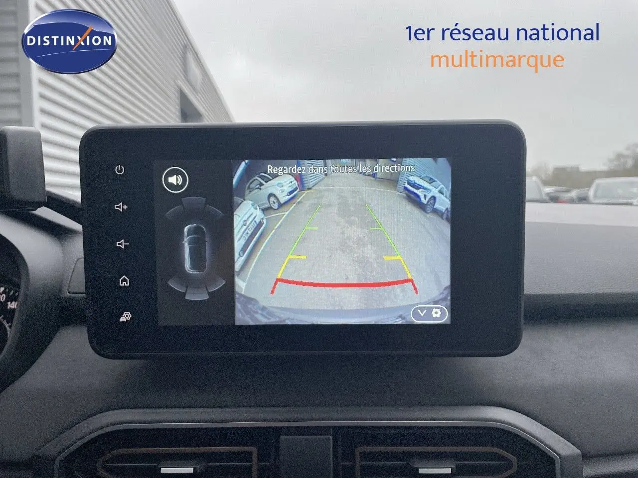 Écran central affichant la caméra de recul d'un Dacia Jogger gris schiste, vue intérieure frontale du tableau de bord.