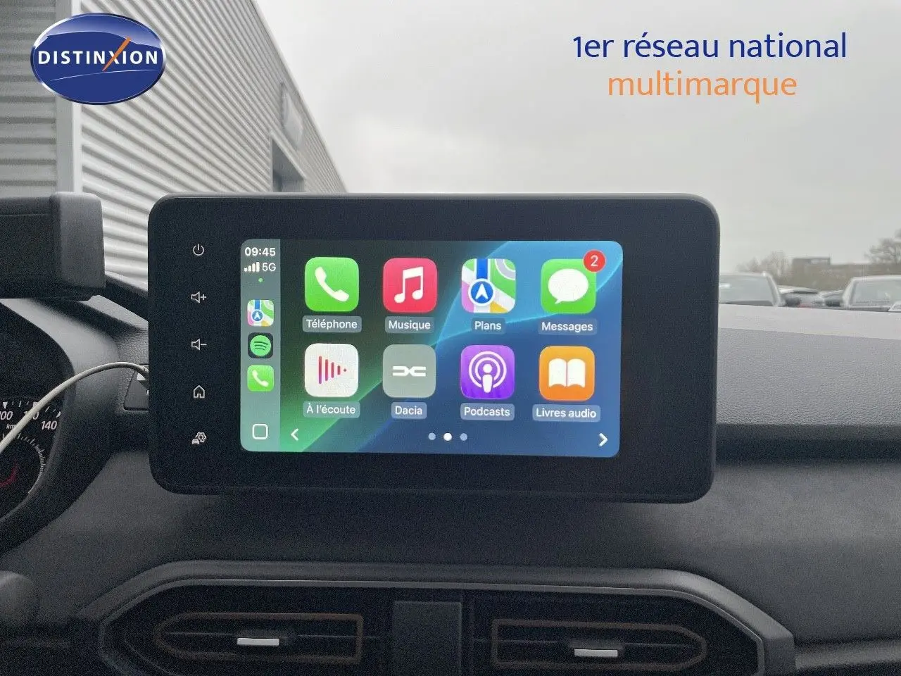 Écran tactile central affichant Apple CarPlay dans l'habitacle d'une Dacia Jogger, vue de face.