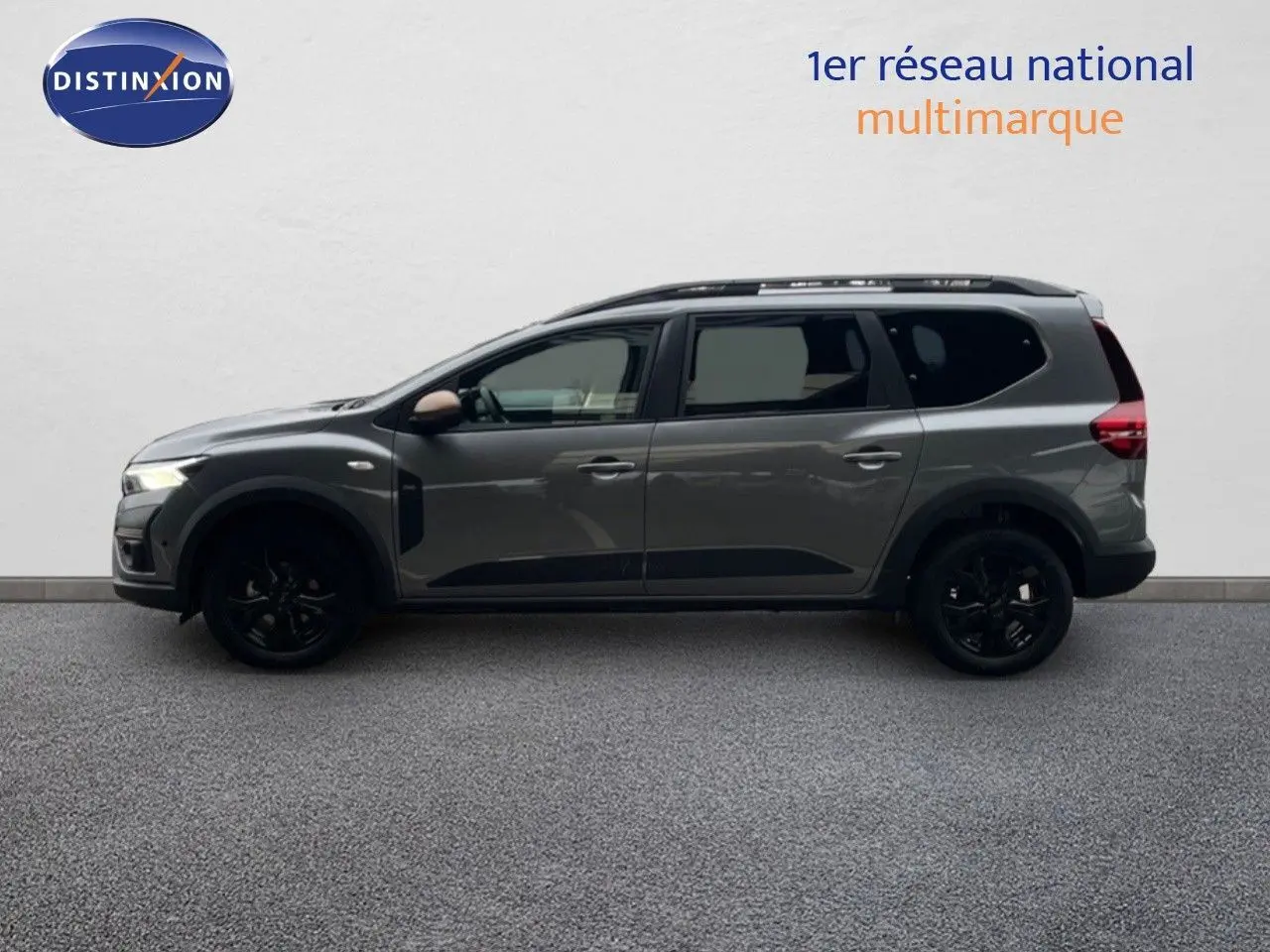 Vue latérale droite du Dacia Jogger gris schiste métal 2026, version 7 places avec jantes noires et toit noir.