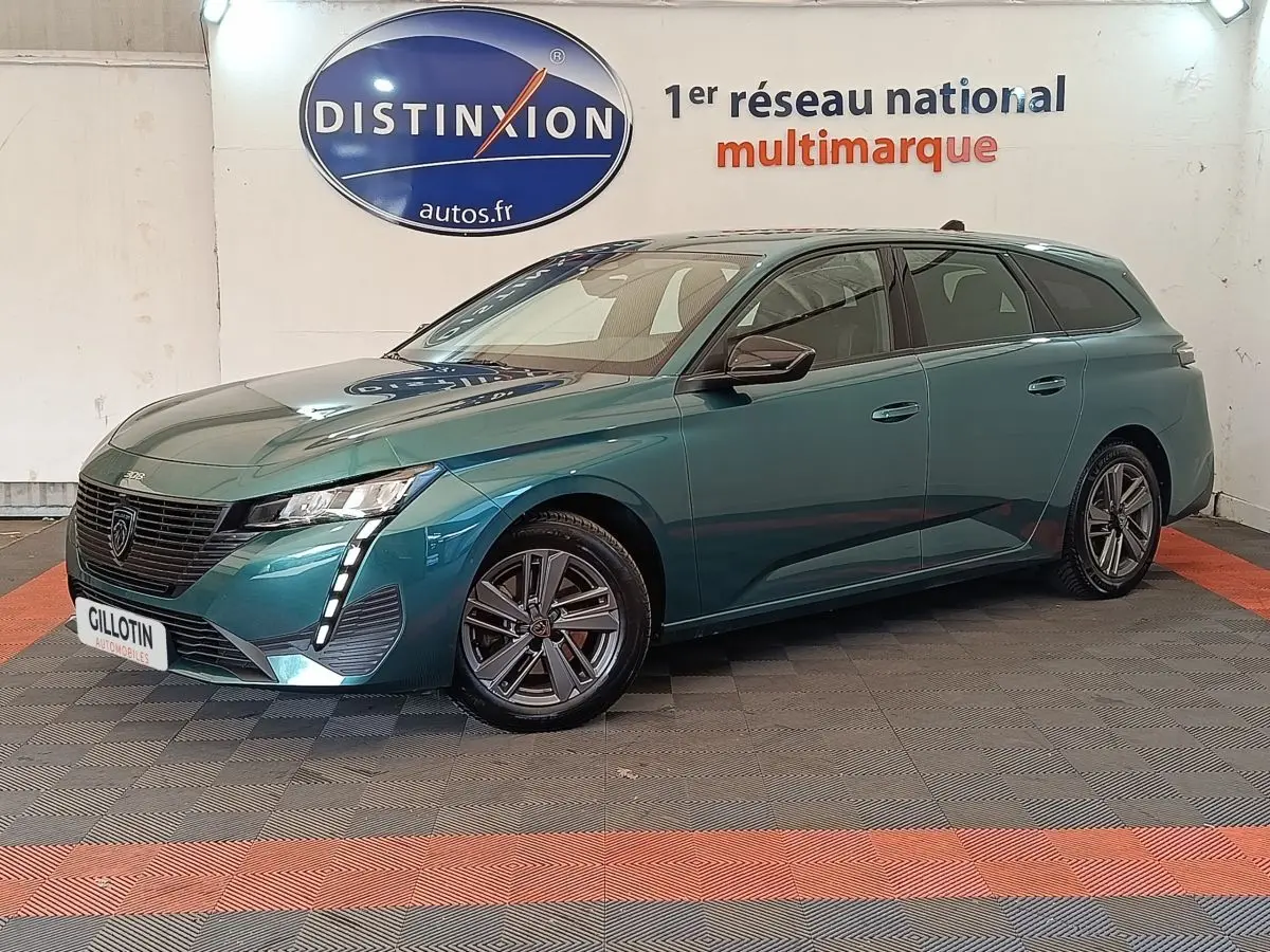 Peugeot 308 PureTech 130 en vert 3/4 avant droit, avec feux LED verticaux et jantes alliage visibles.