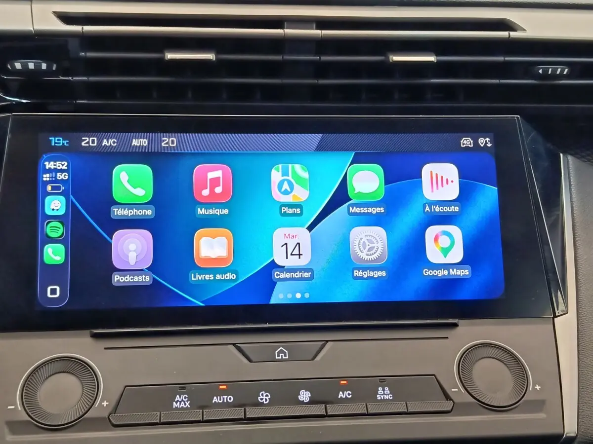 Vue rapprochée de l'écran tactile central multimédia bleu dans l'habitacle du Peugeot 308 2023, version essence.