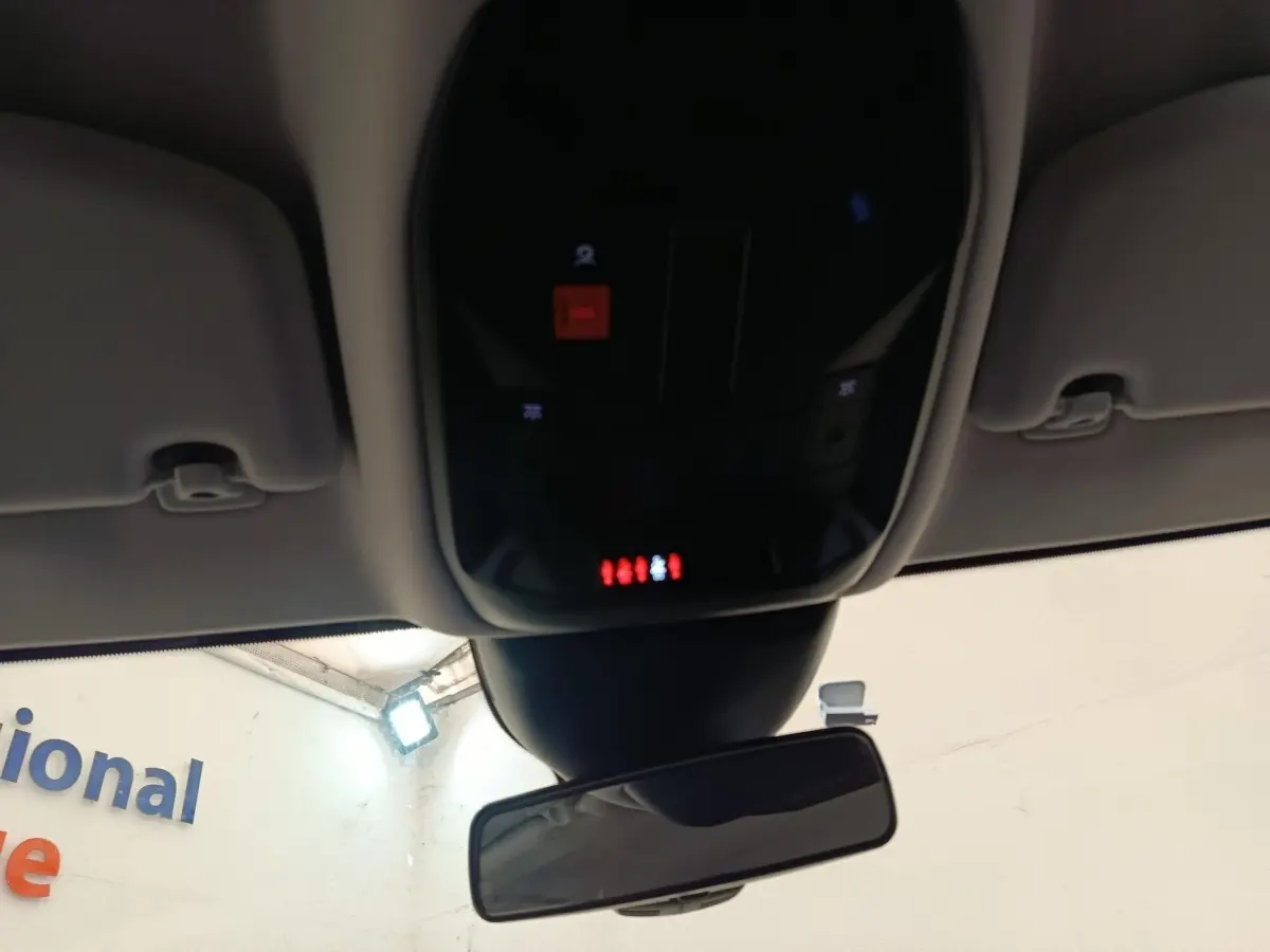 Vue intérieure centrée sur le rétroviseur et la console de plafonnier avec commandes lumineuses dans une Peugeot 308 2023.