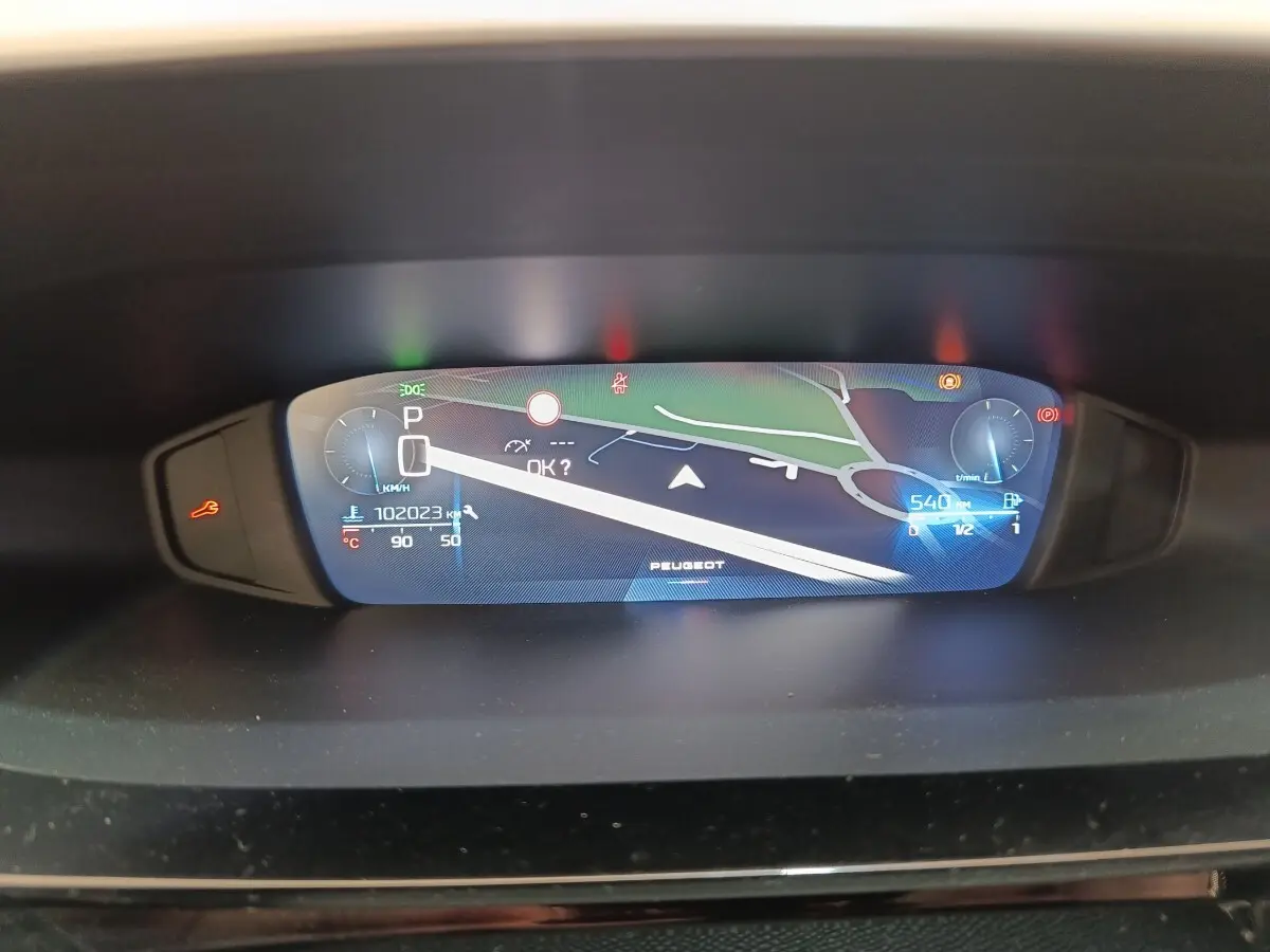 Affichage numérique du tableau de bord Peugeot 308 PureTech 130, montrant la navigation et les indicateurs de vitesse et carburant.