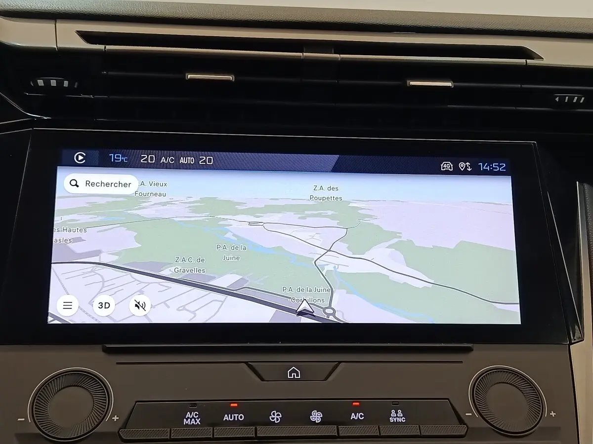 Écran tactile central affichant la navigation GPS dans l’habitacle de la Peugeot 308 2023, vue de face.