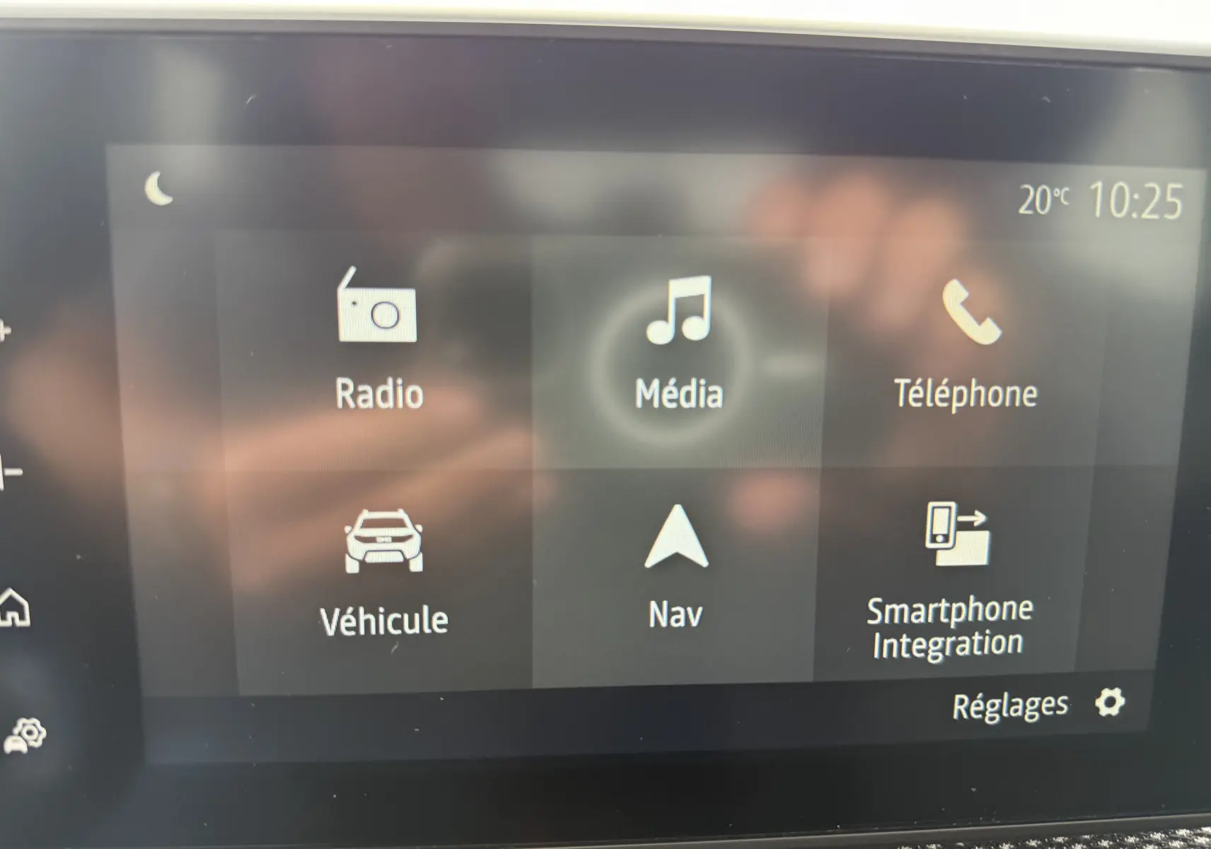 Écran tactile central de la Dacia Sandero Stepway 2025 affichant les options Radio, Média, Téléphone, Véhicule, Navigation et Smartphone Integration.