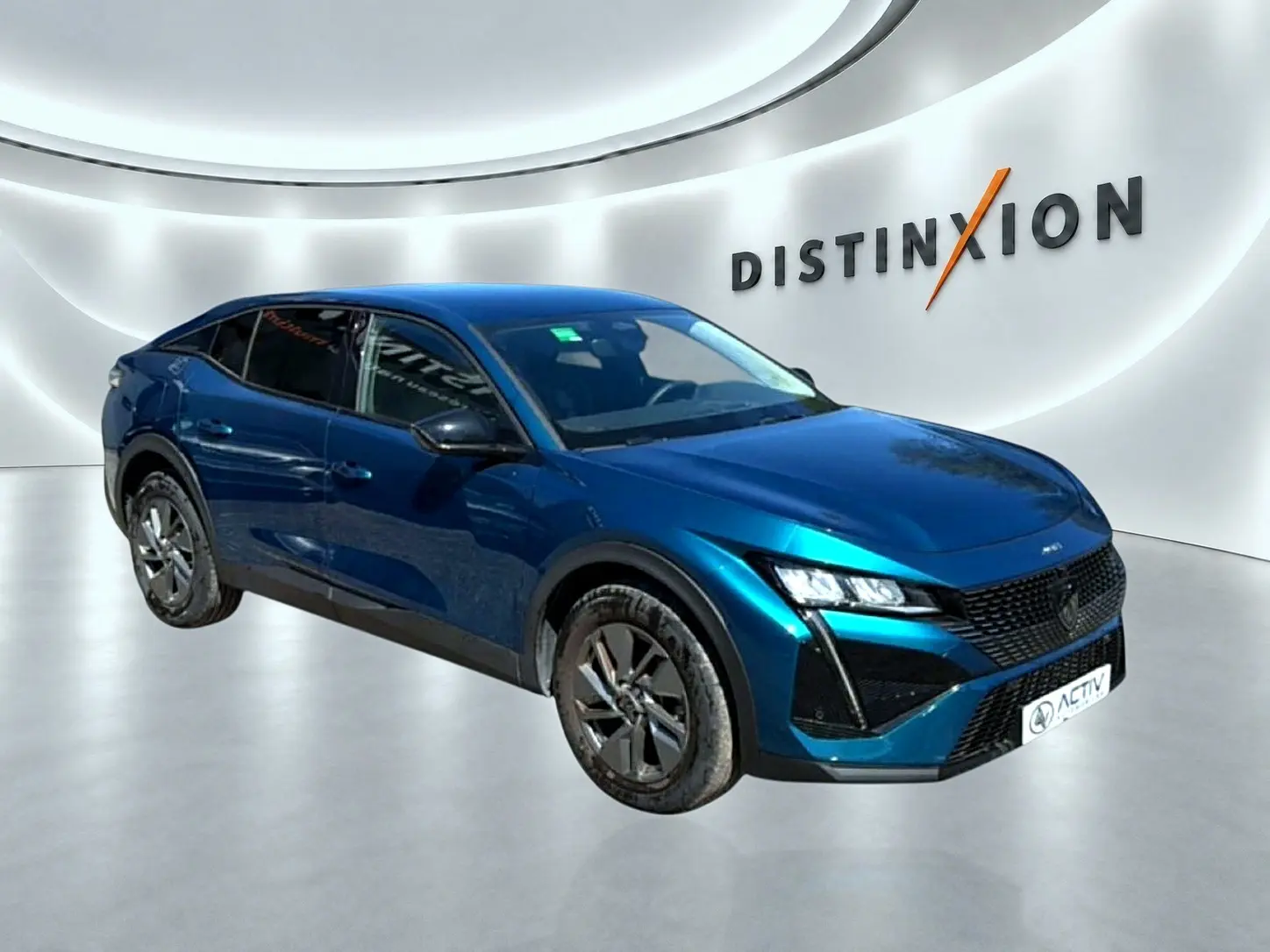 Peugeot 408 Hybrid 145 allure e-dcs6 bleu, vue 3/4 avant droit, jantes alu et calandre noire distinctive.