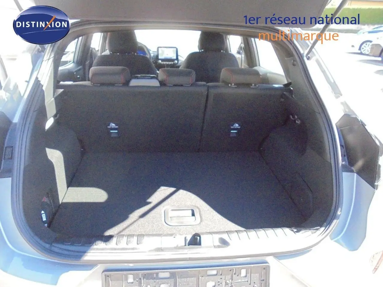 Coffre ouvert vu de l'arrière d'un Ford Puma gris Solar Metal, montrant l'espace de chargement et les sièges arrière.