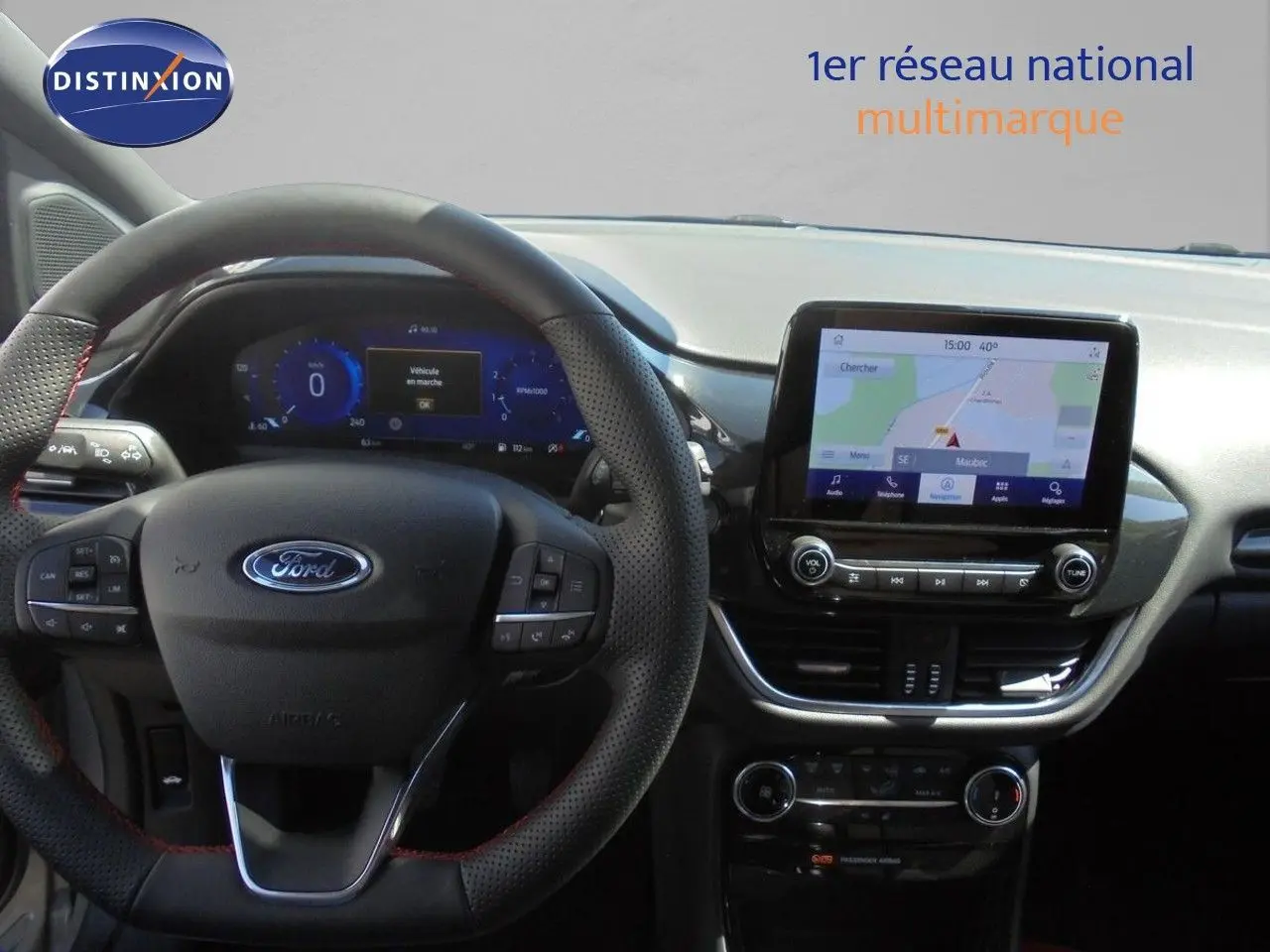Vue intérieure du tableau de bord du Ford Puma gris Solar Metal 2022, avec volant multifonction et écran tactile central affichant la navigation.