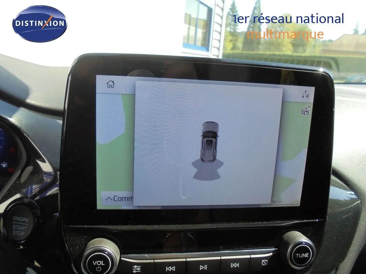 Écran tactile intérieur du Ford Puma 2022 montrant l’aide au stationnement avec vue aérienne du véhicule gris solar metal.