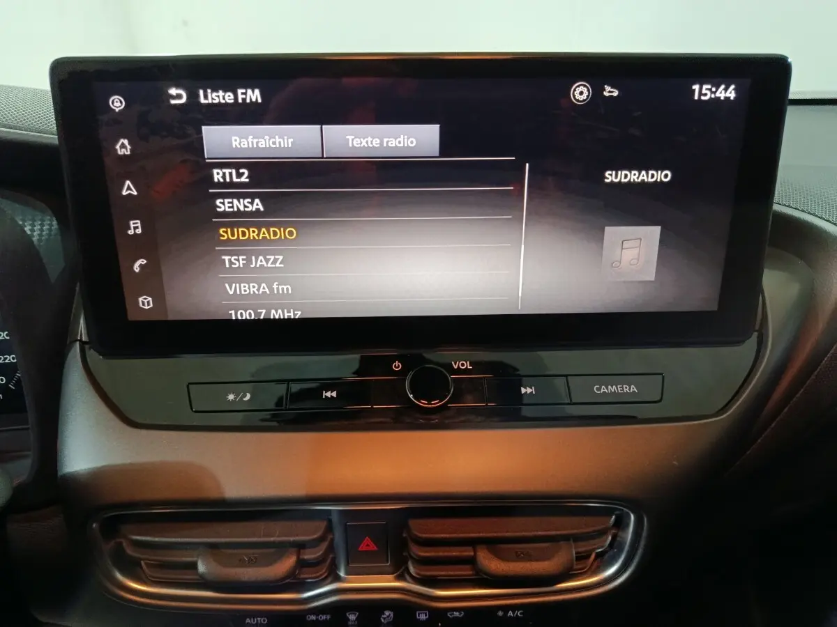 Vue rapprochée de l’écran tactile central du Nissan Juke 2025 affichant la liste des radios FM.