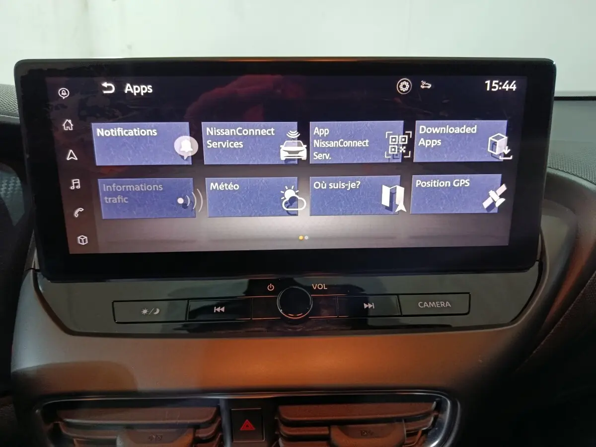 Écran tactile central affichant le menu des applications dans l'habitacle du Nissan Juke gris foncé 2025.