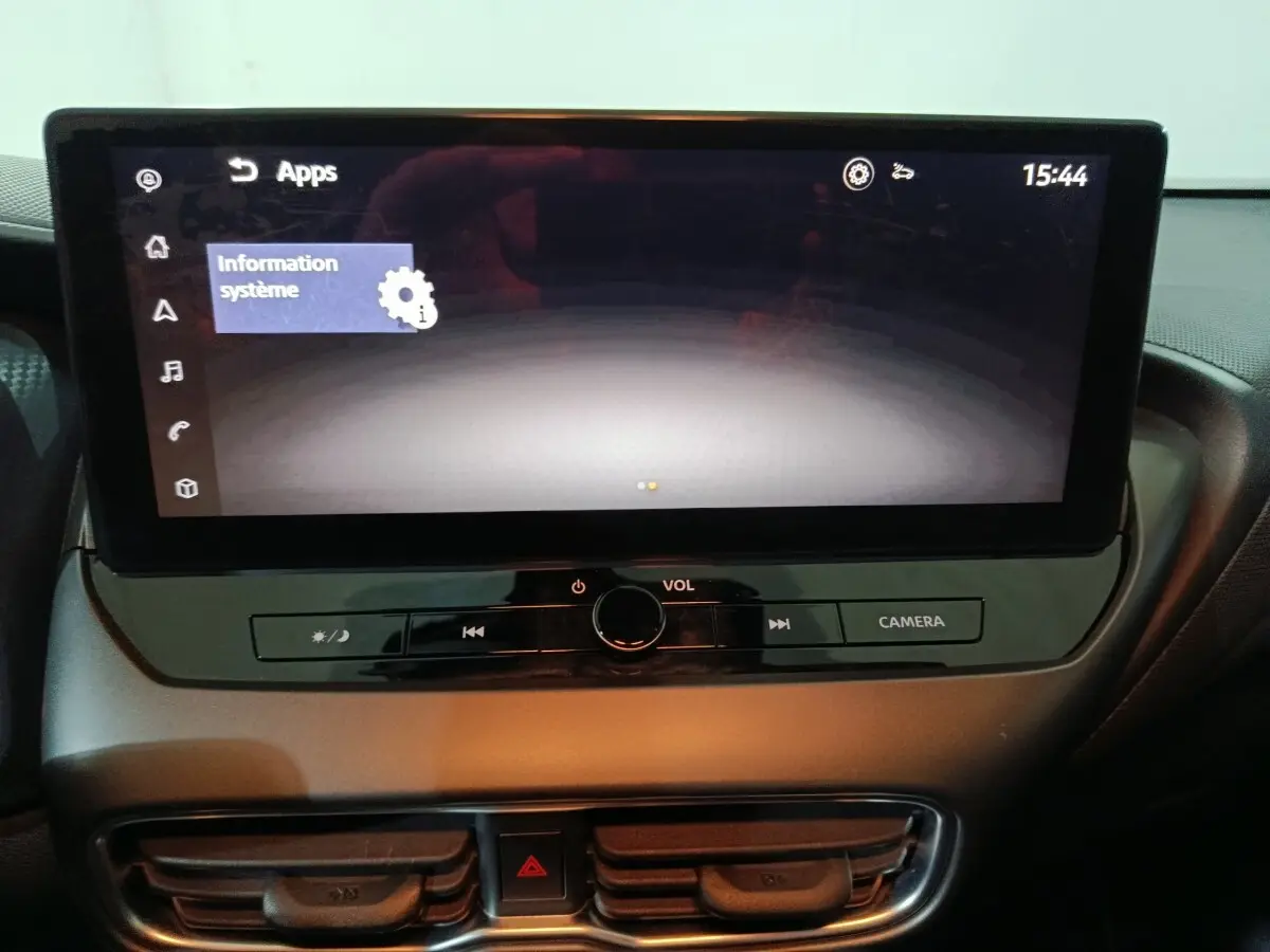 Écran tactile central allumé du Nissan Juke gris foncé, vue rapprochée du tableau de bord intérieur.