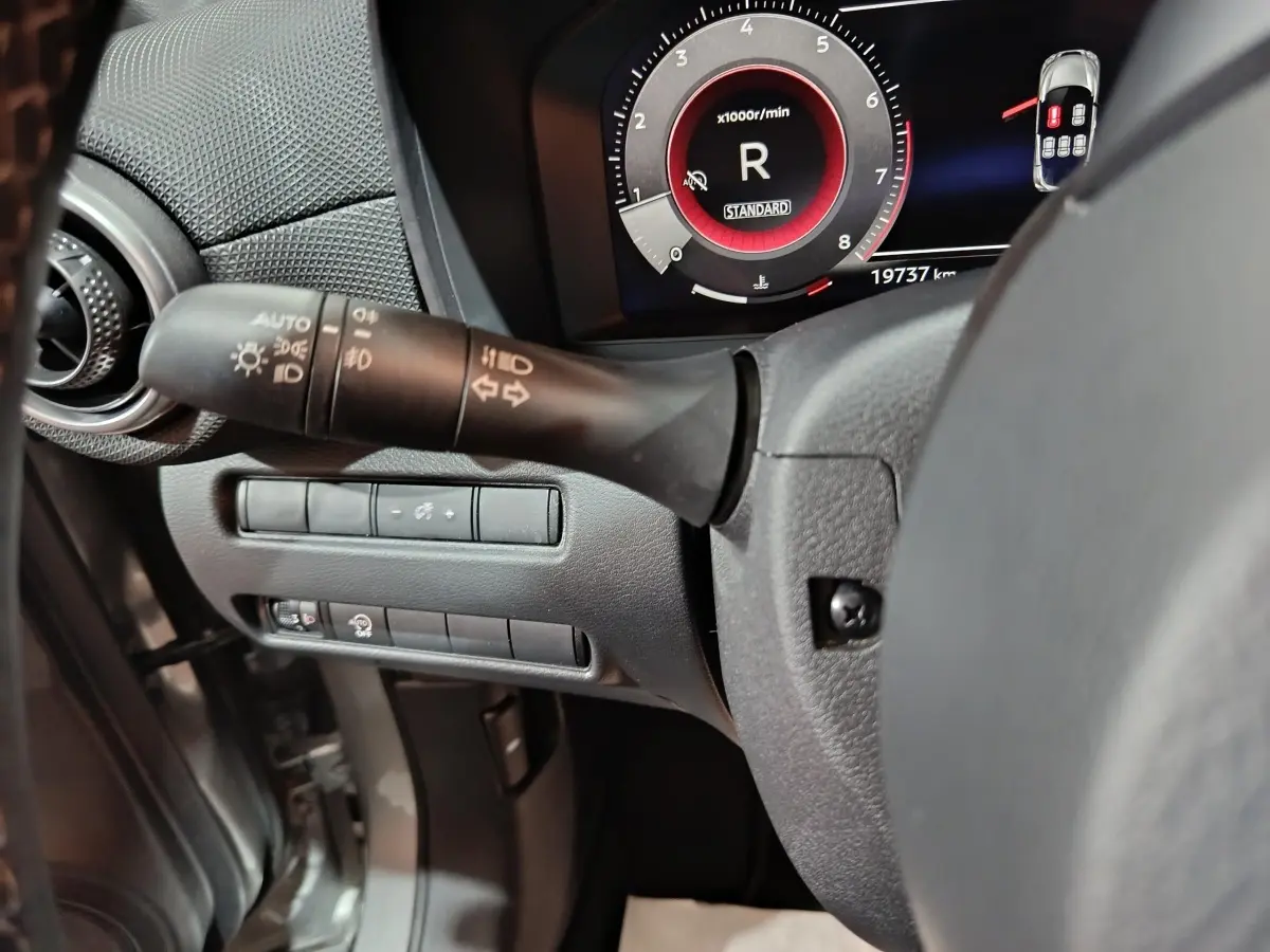 Gros plan sur le combiné d'instruments et la commande des phares du Nissan Juke gris foncé, version 2025.