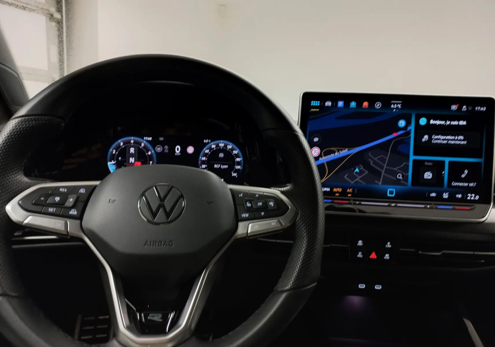 Vue intérieure centrée sur le volant et l'écran tactile de la Volkswagen Golf 1.5 eTSI R-Line Edition 2025.