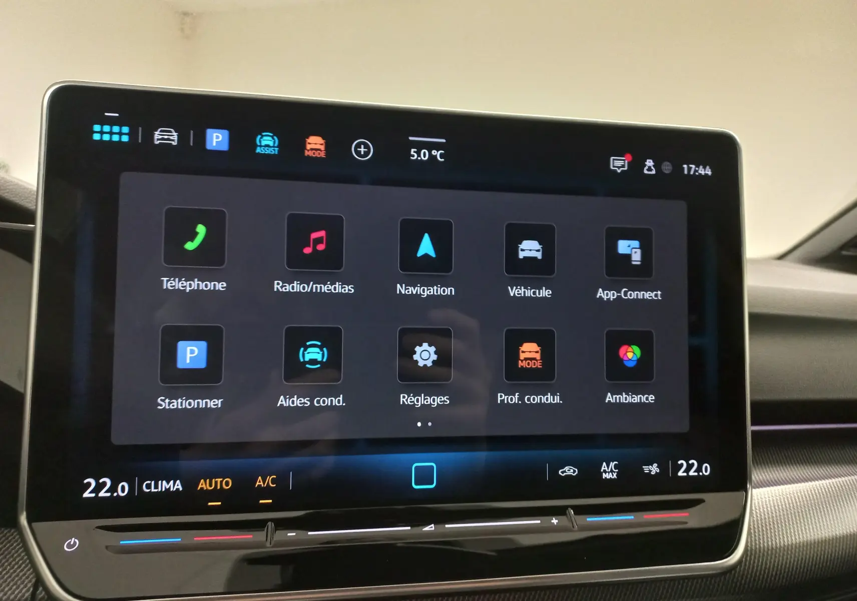 Écran tactile central de la Volkswagen Golf 2025 affichant les menus de navigation et aides à la conduite.