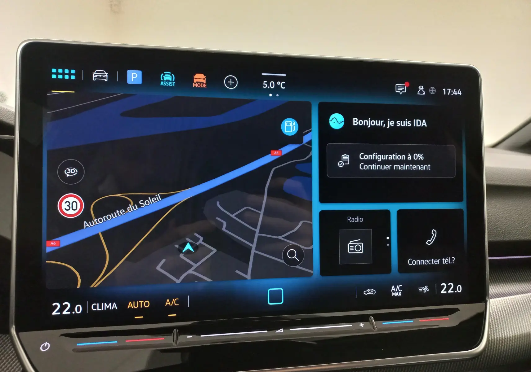 Écran tactile intérieur de la Volkswagen Golf 2025 affichant la navigation et les commandes climatisation.