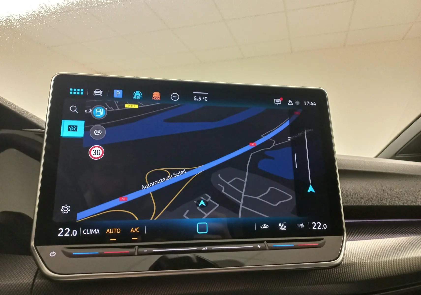 Écran tactile central affichant la navigation et la climatisation dans une Volkswagen Golf 2025, intérieur moderne.