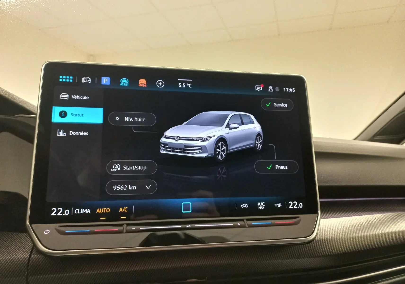 Écran tactile intérieur affichant la Volkswagen Golf 1.5 eTSI argent dolomite en vue 3/4 avant avec informations de statut véhicule.