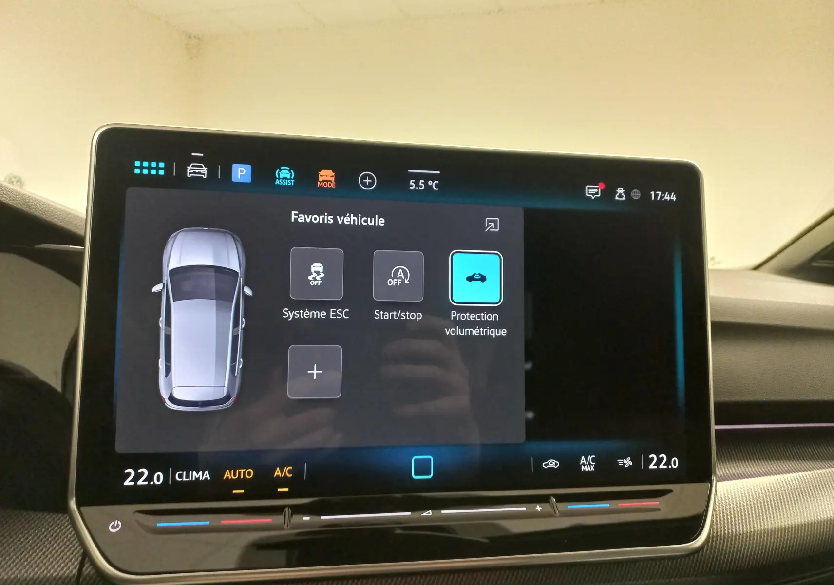 Écran tactile intérieur de la Volkswagen Golf 1.5 eTSI R-Line 2025 affichant les options de sécurité et la température à 22°C.