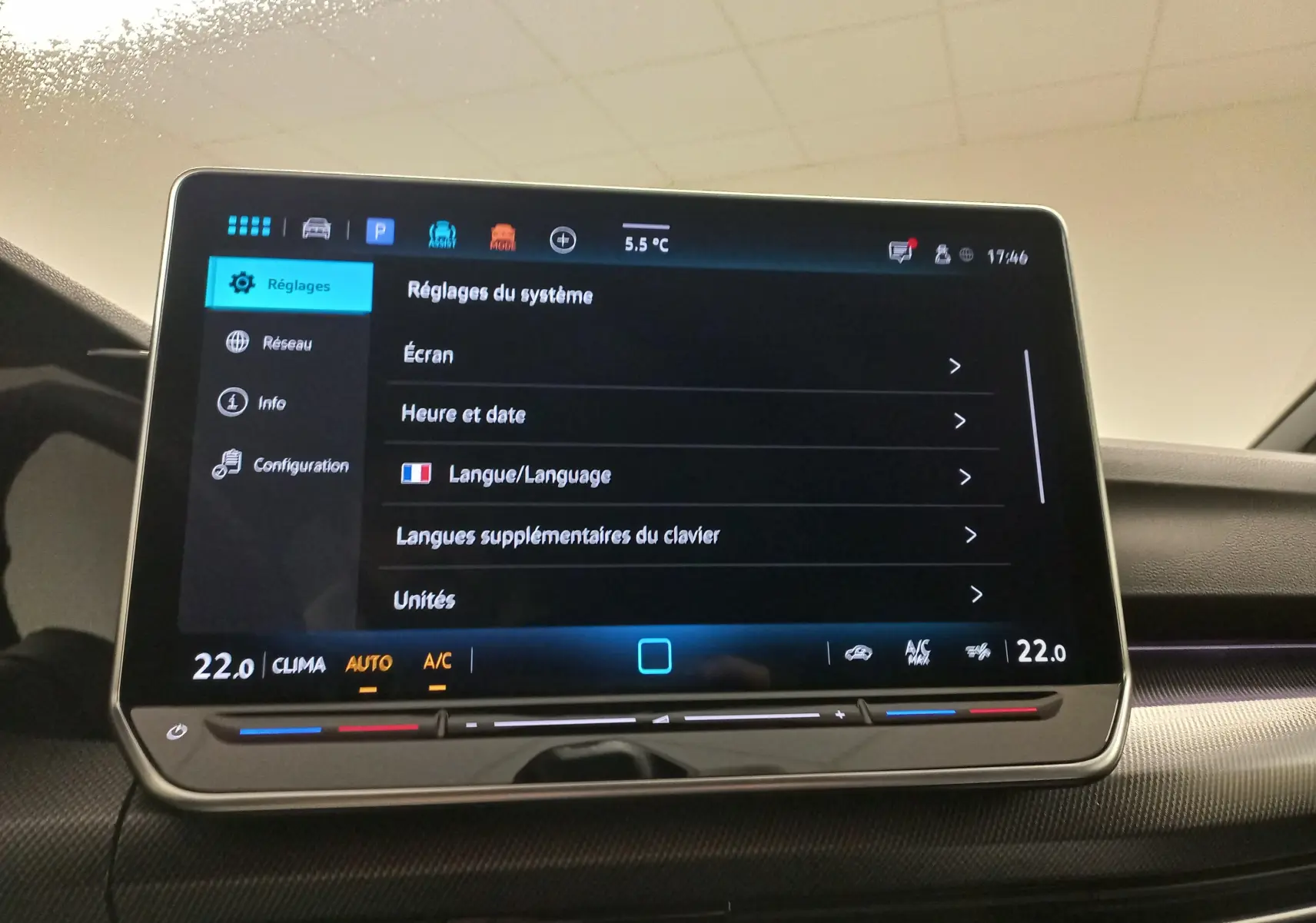 Écran tactile central du système multimédia de la Volkswagen Golf 1.5 eTSI 150 DSG7 R-Line Edition, affichant les réglages.