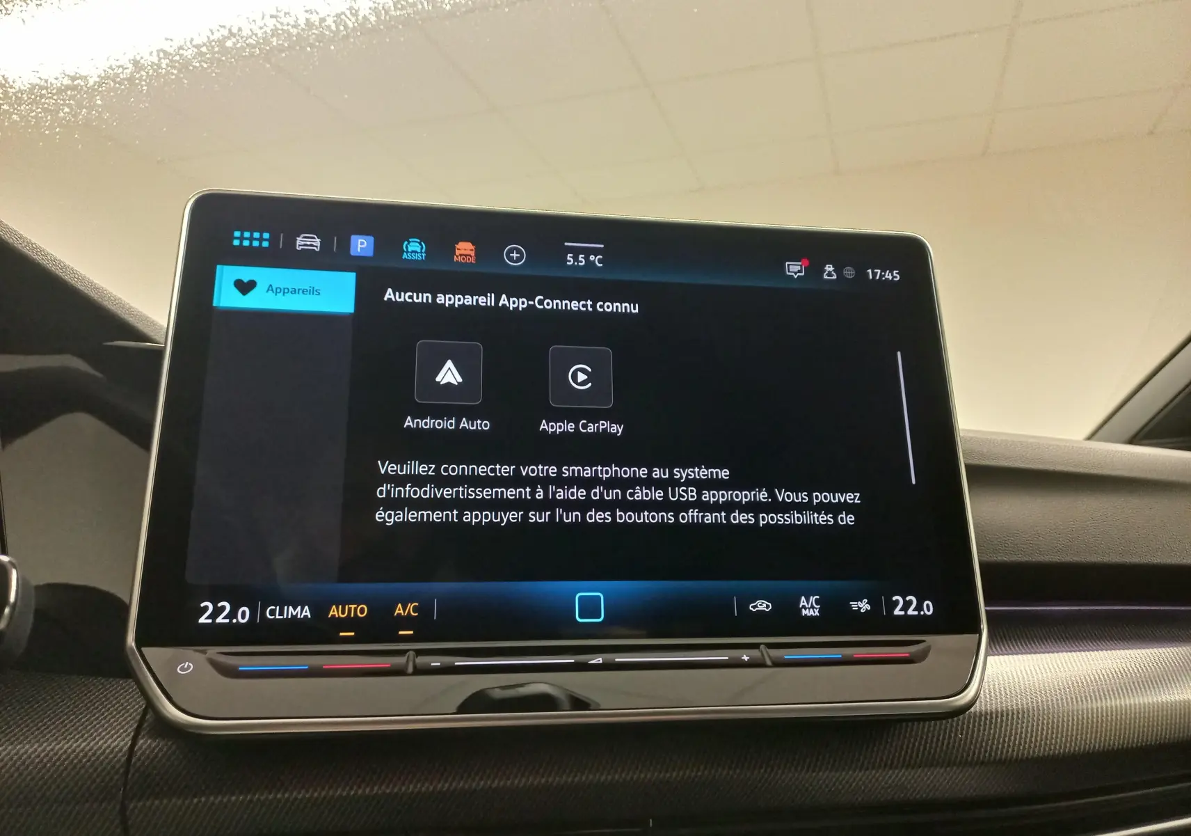 Écran tactile central de la Volkswagen Golf 1.5 eTSI R-Line Edition affichant les options Android Auto et Apple CarPlay.