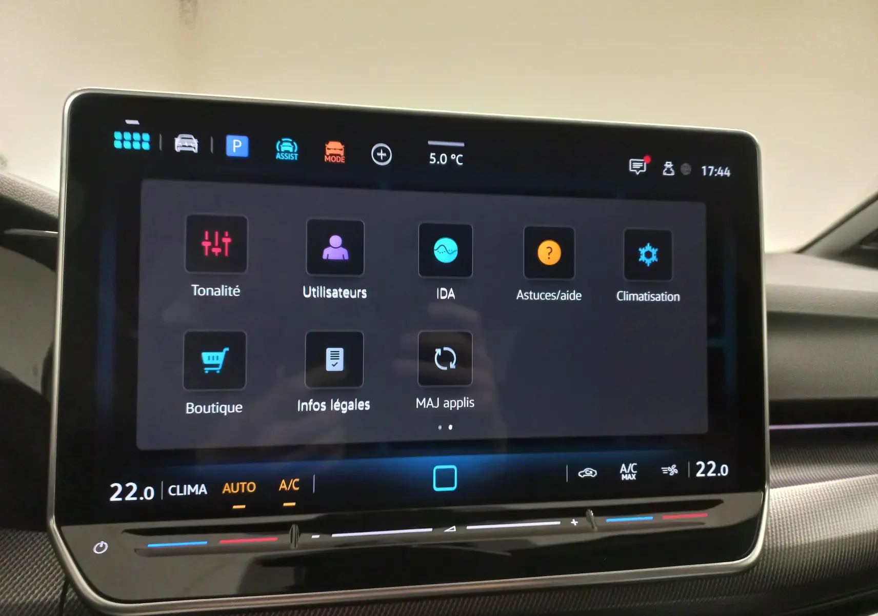 Écran tactile central de la Volkswagen Golf 1.5 eTSI R-Line Edition 2025 affichant les réglages climatisation et options connectées.