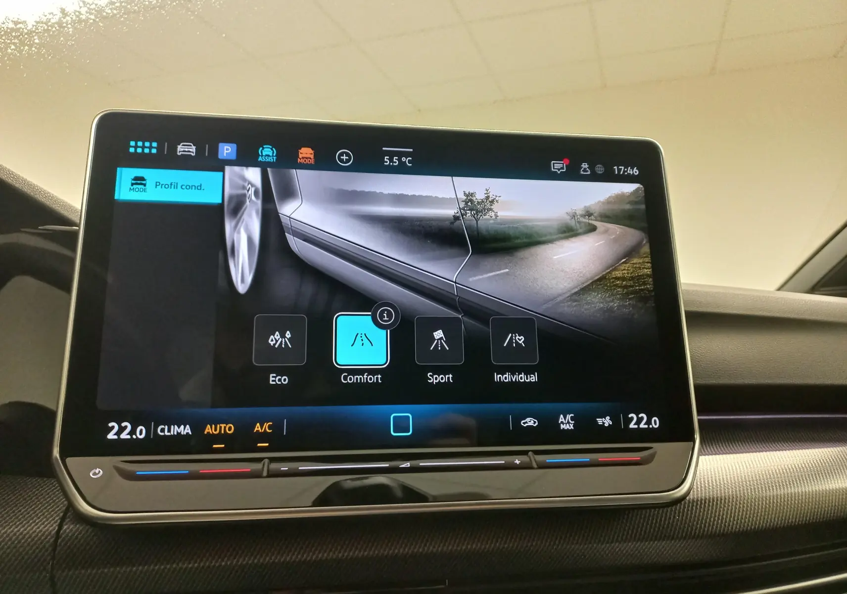 Écran tactile intérieur de la Volkswagen Golf 2025 affichant les modes de conduite et la caméra 360° en vue latérale.