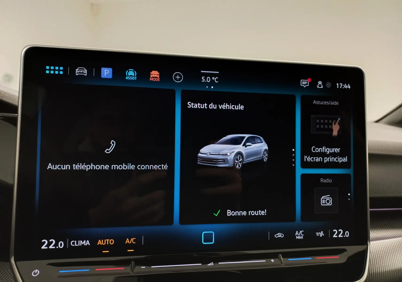 Écran tactile intérieur affichant le statut du véhicule Volkswagen Golf 1.5 eTSI argent dolomite en vue frontale stylisée.
