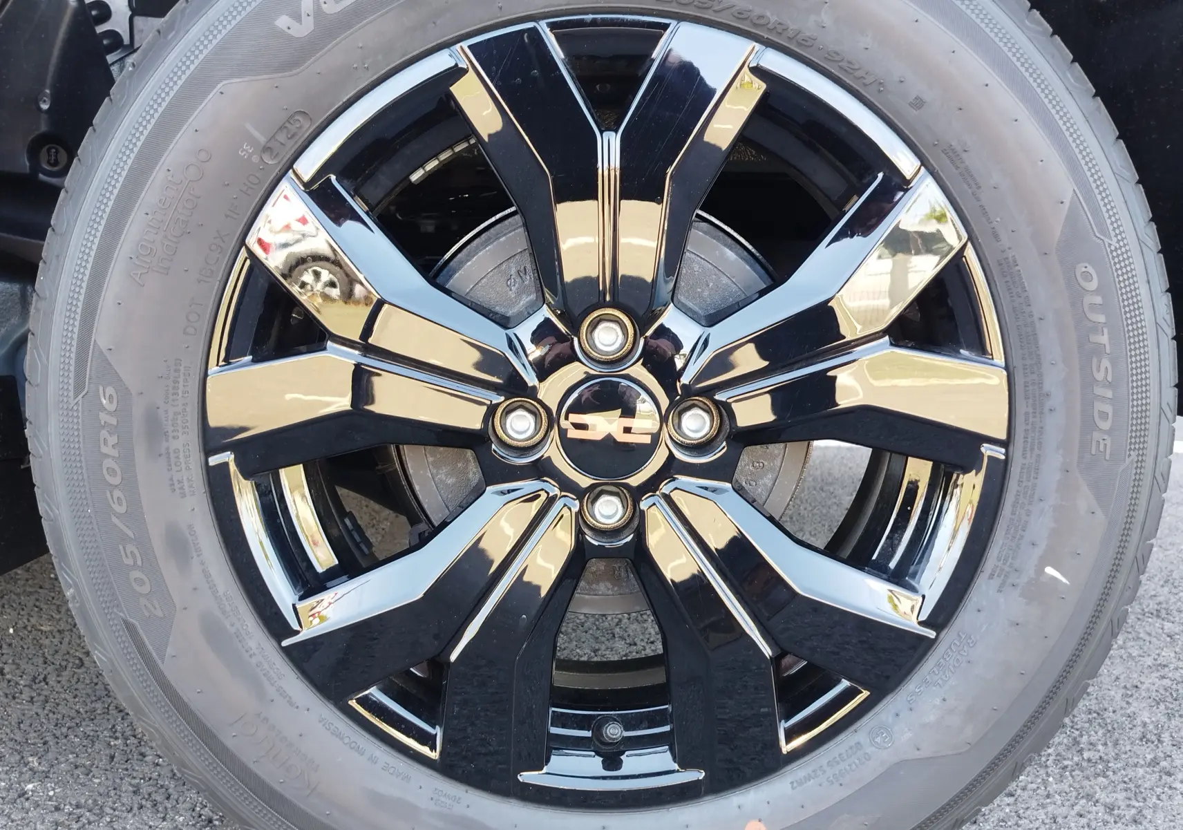 Gros plan sur la jante noire brillante à 5 doubles branches du Dacia Jogger 2026, avec logo central visible.