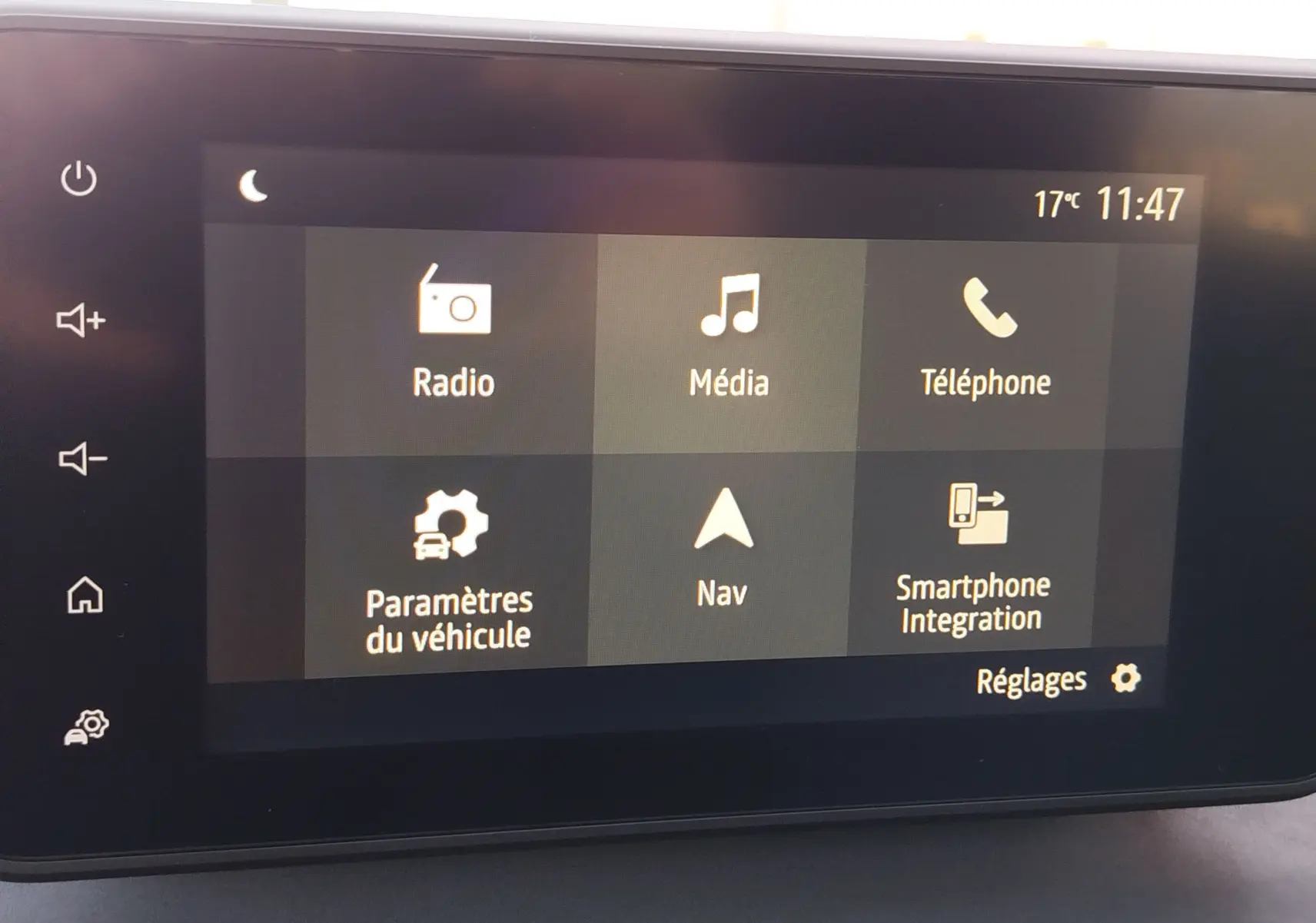 Écran tactile central de la Dacia Jogger 2026 affichant les options Radio, Média, Téléphone, Navigation et Paramètres véhicule.
