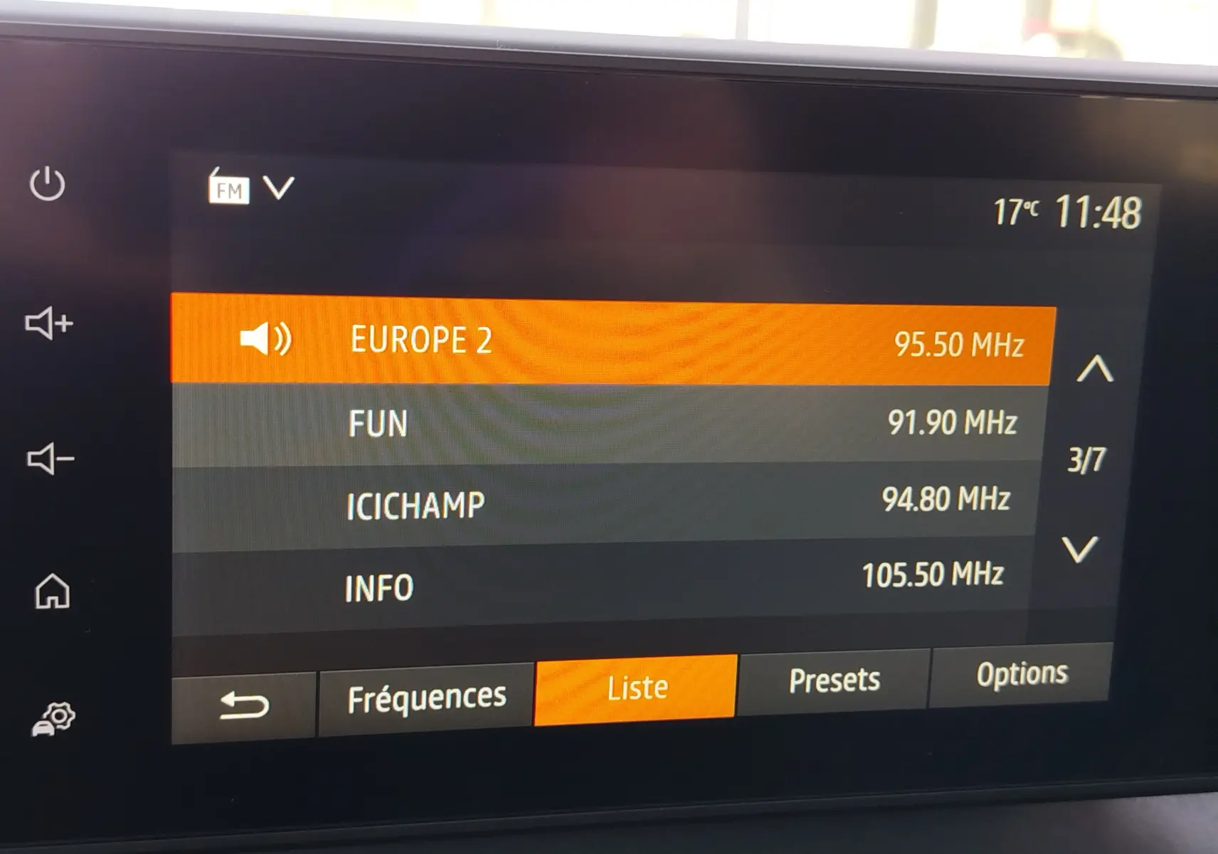 Écran central de la radio du Dacia Jogger affichant les stations FM avec sélection sur Europe 2 à 95,50 MHz.