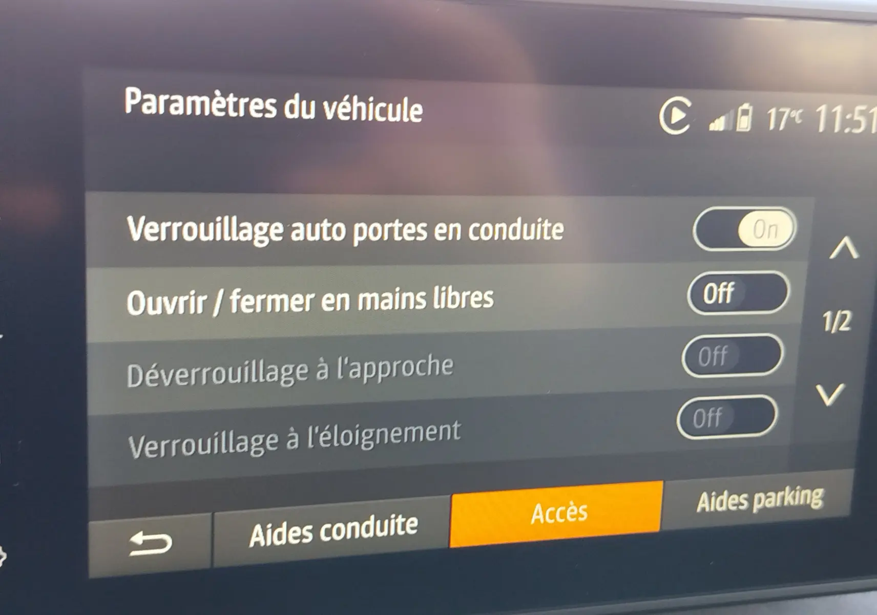 Écran tactile intérieur du Dacia Jogger affichant les paramètres de verrouillage des portes en conduite.