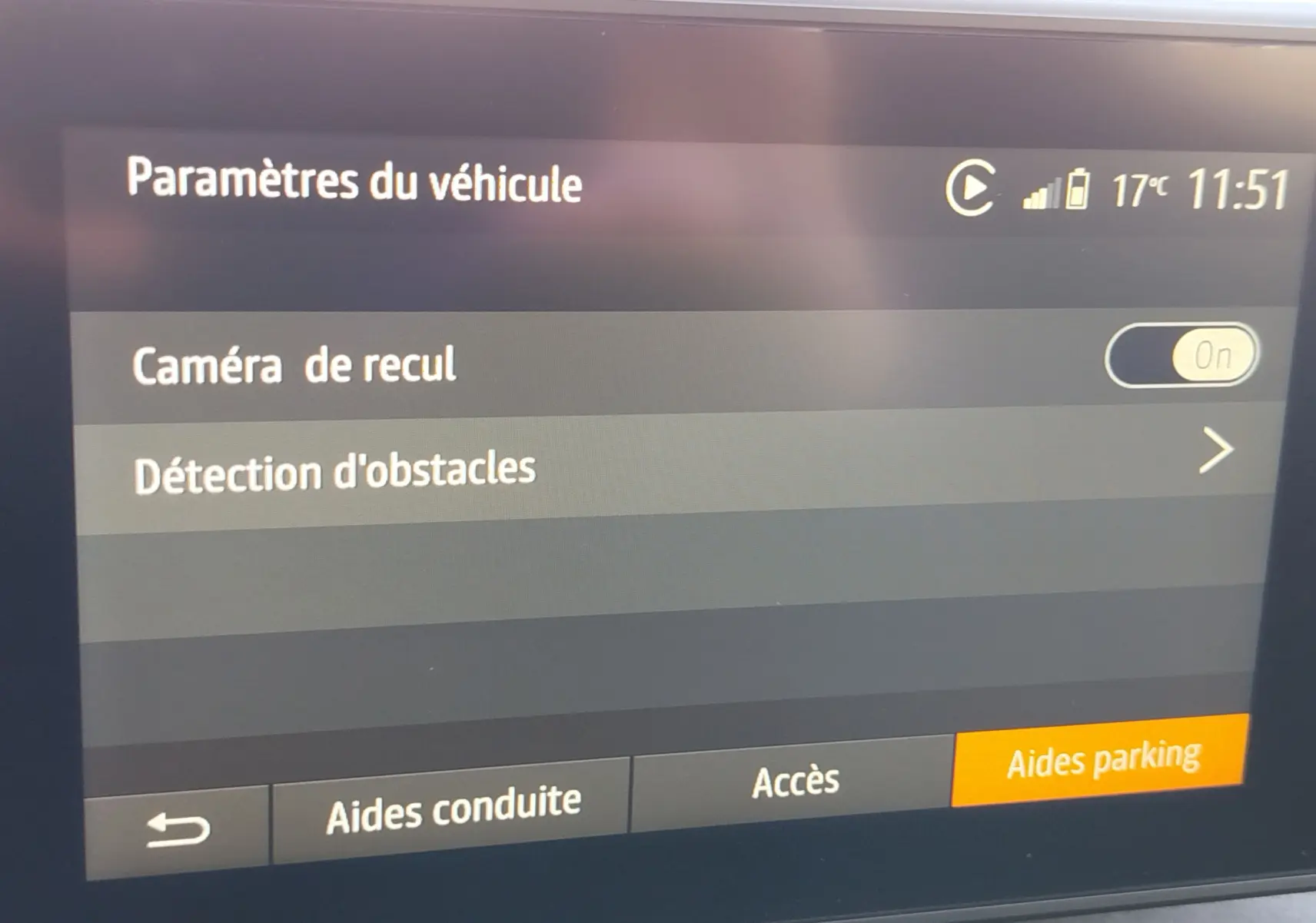 Écran de réglages du véhicule Dacia Jogger 2026 montrant l'activation de la caméra de recul et la détection d'obstacles.