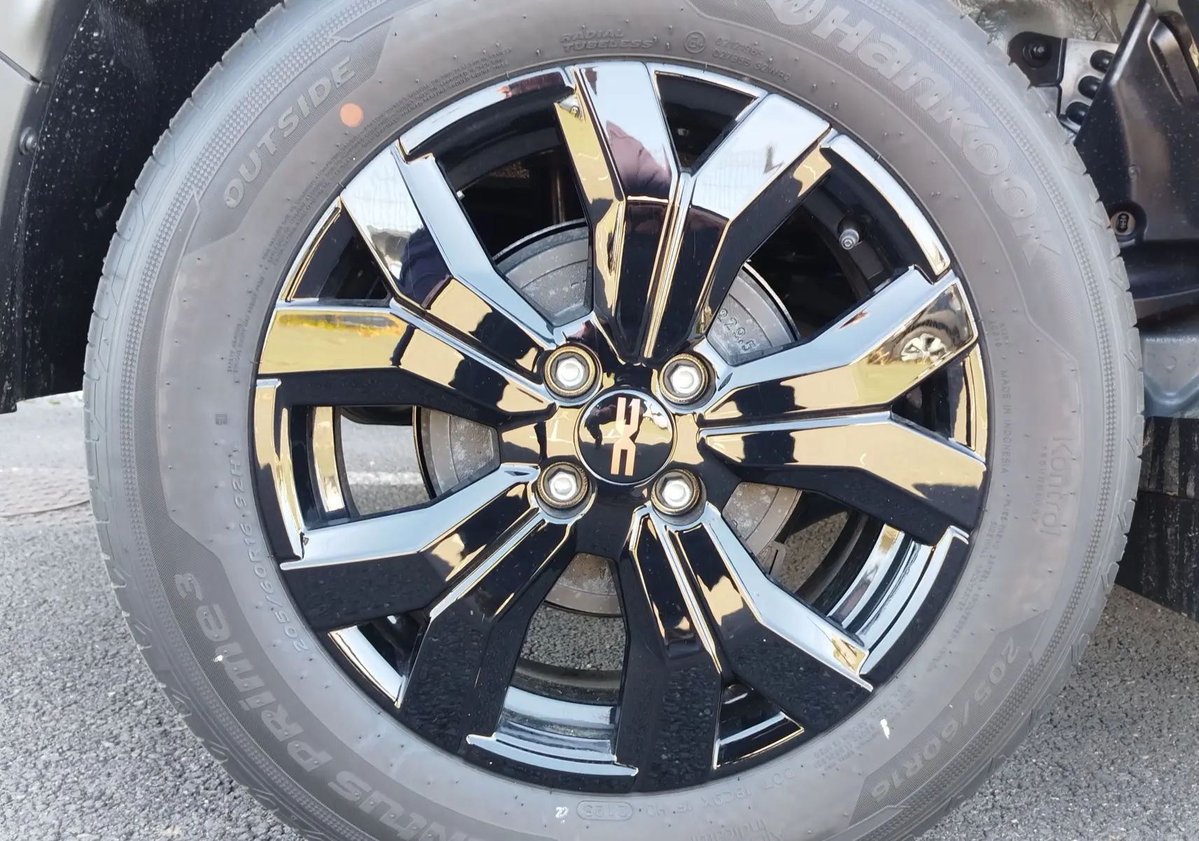 Gros plan sur la jante noire brillante du Dacia Jogger 2026, mettant en valeur le logo central et le pneu Hankook.