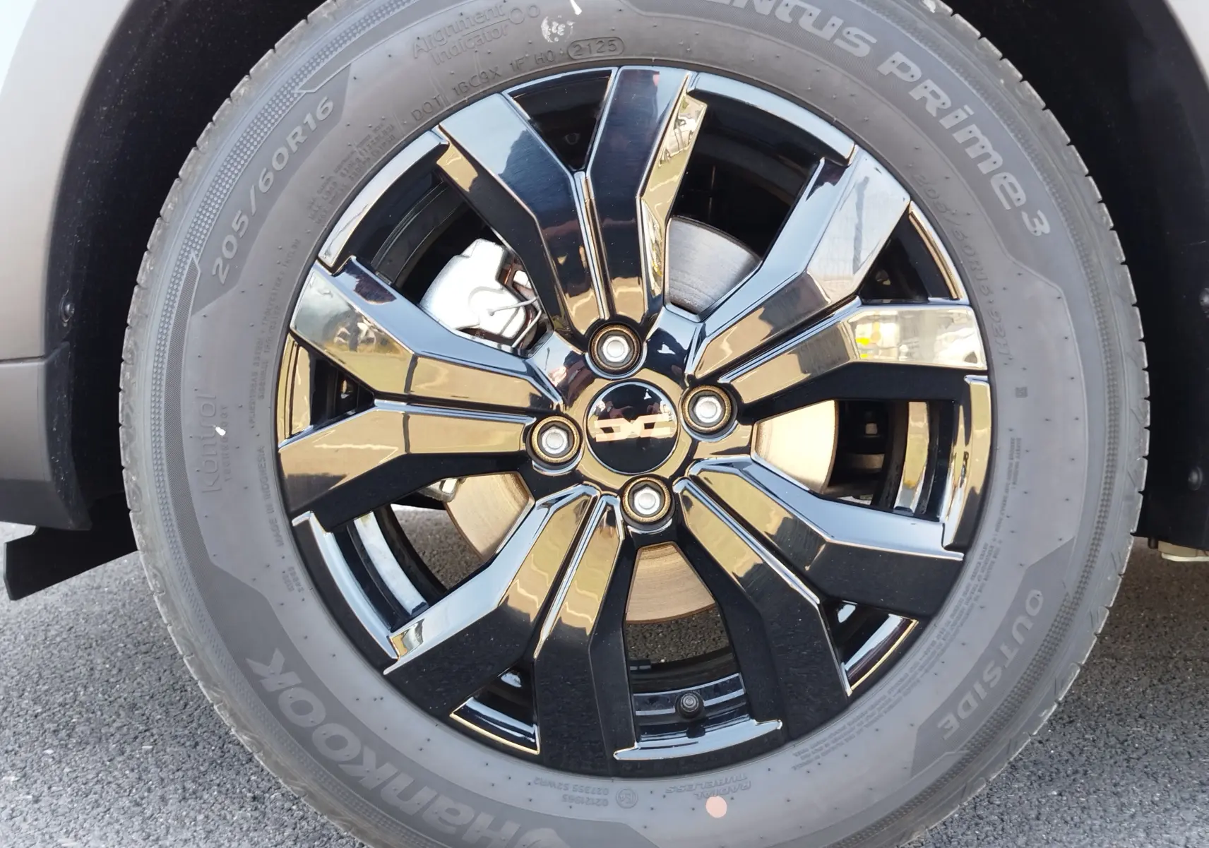 Gros plan sur la roue avant droite du Dacia Jogger 2026, jante alliage noire brillante avec logo Dacia central.