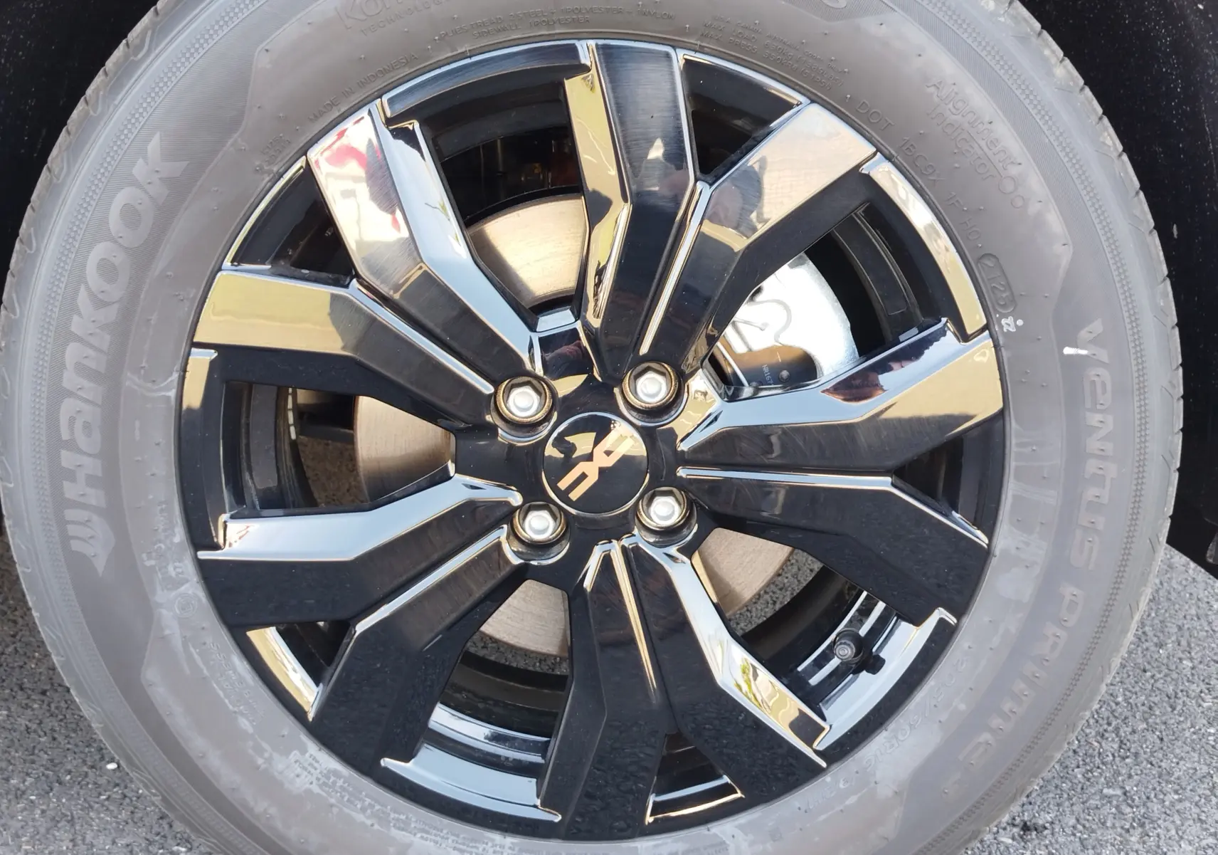 Gros plan sur la jante noire brillante au design moderne du Dacia Jogger 2026, avec pneu Hankook visible.