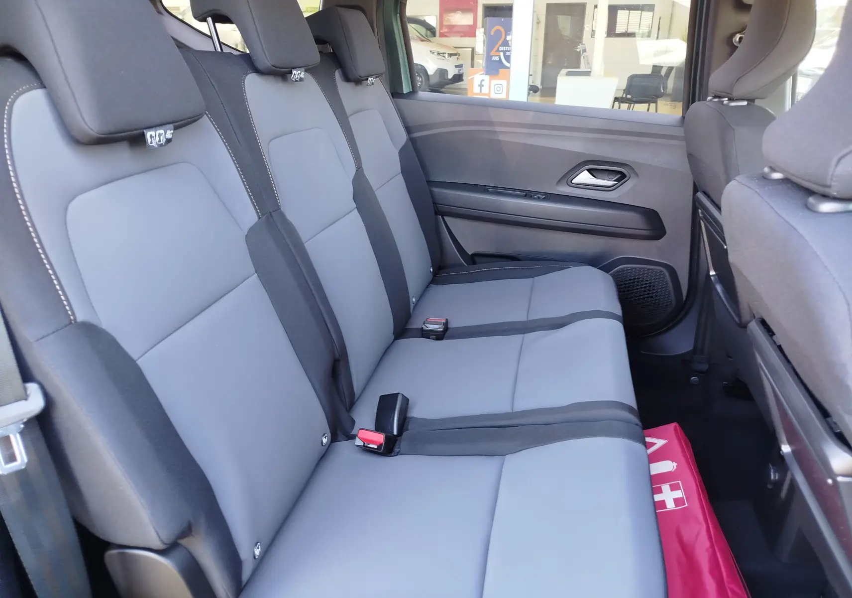 Vue intérieure côté droit des sièges arrière gris et noirs du Dacia Jogger 2026, avec appuie-têtes et ceintures visibles.