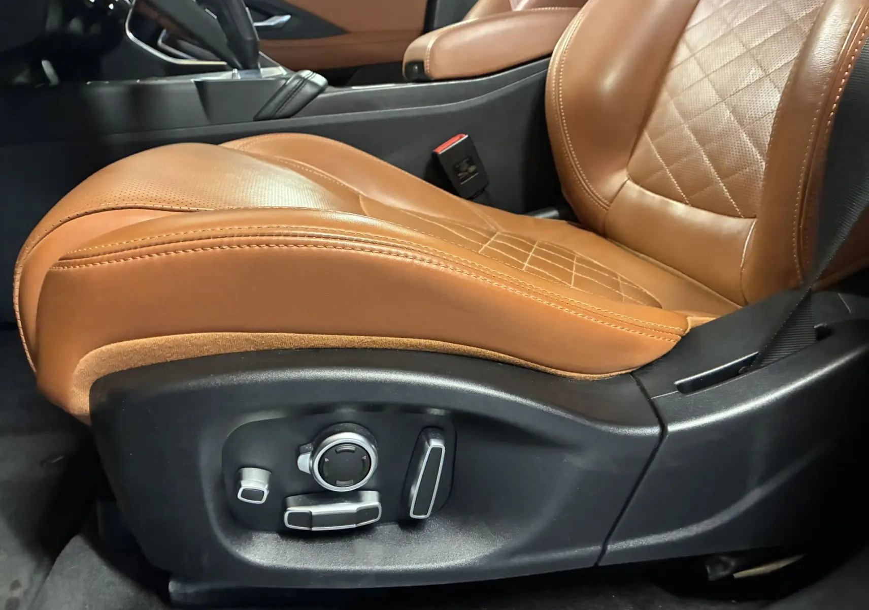 Gros plan sur le siège avant droit en cuir brun avec réglages électriques du Jaguar E-PACE blanc 2019.