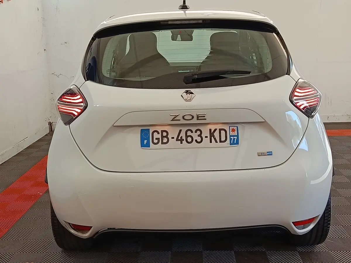 Vue arrière d'une Renault ZOE blanche de 2021 avec feux LED distinctifs et plaque d'immatriculation française.