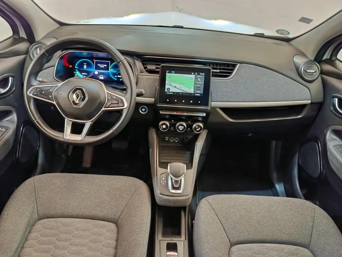 Vue intérieure avant de la Renault ZOE Zen 2021, avec tableau de bord numérique et écran tactile central.