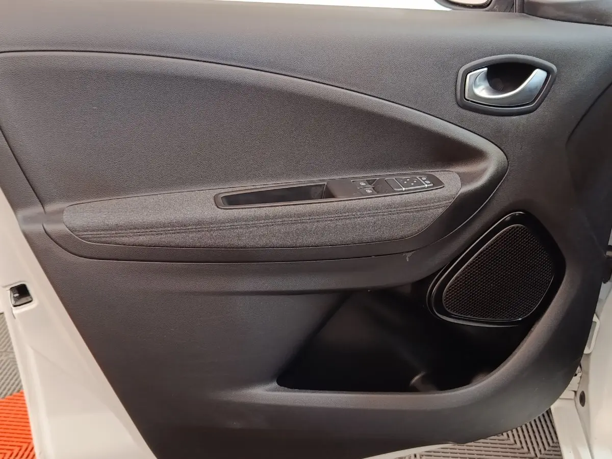 Porte intérieure côté conducteur de Renault ZOE blanc 2021, avec commandes électriques et haut-parleur intégré.