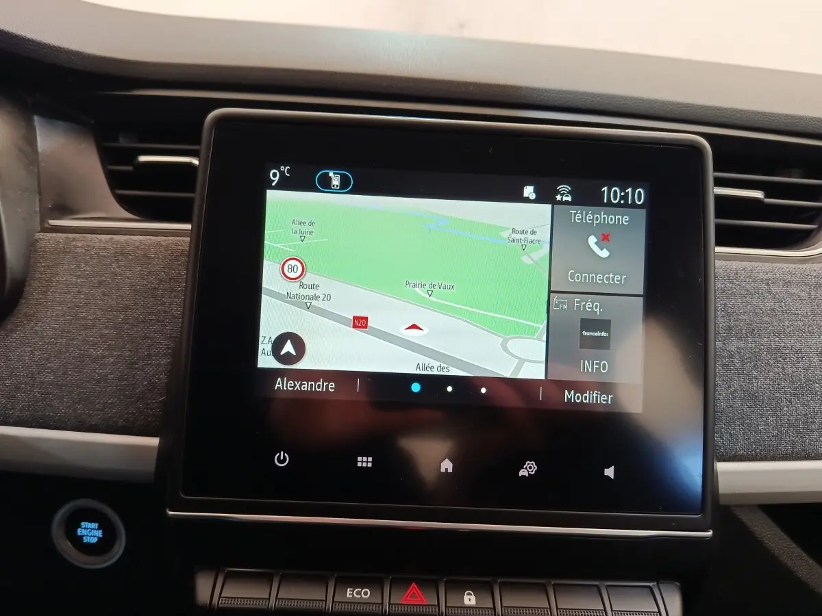 Écran tactile central du tableau de bord de la Renault ZOE Zen R135 2021, affichant la navigation GPS.