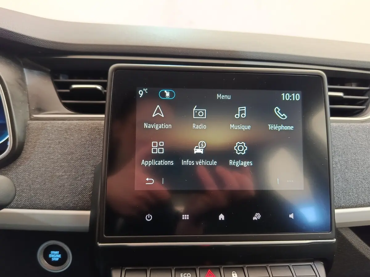 Écran tactile central de la Renault ZOE Zen 2021 affichant le menu principal avec navigation et téléphone.