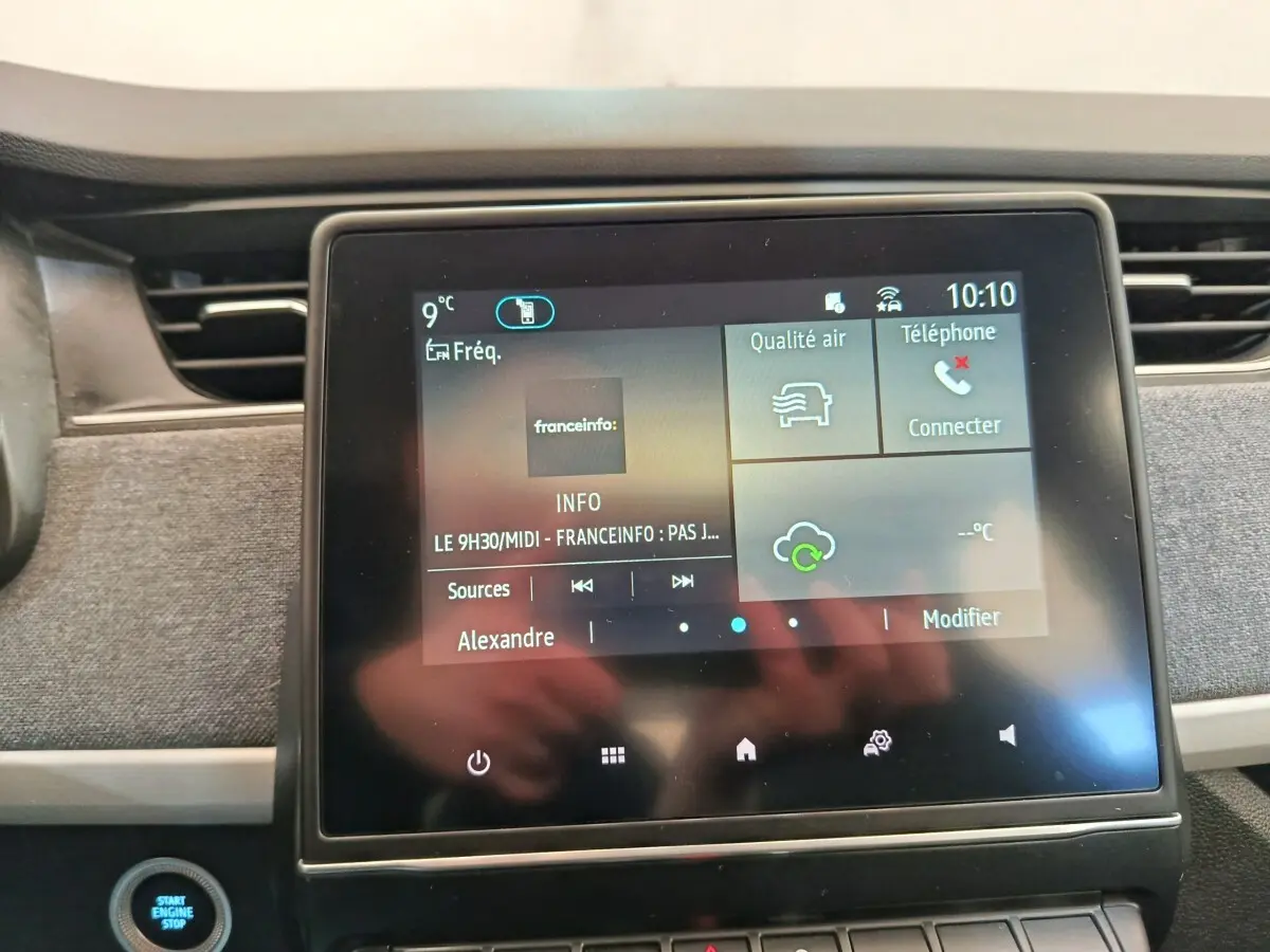 Écran tactile central de la Renault ZOE Zen 2021 montrant l’interface multimédia avec commandes climatisation et téléphone.