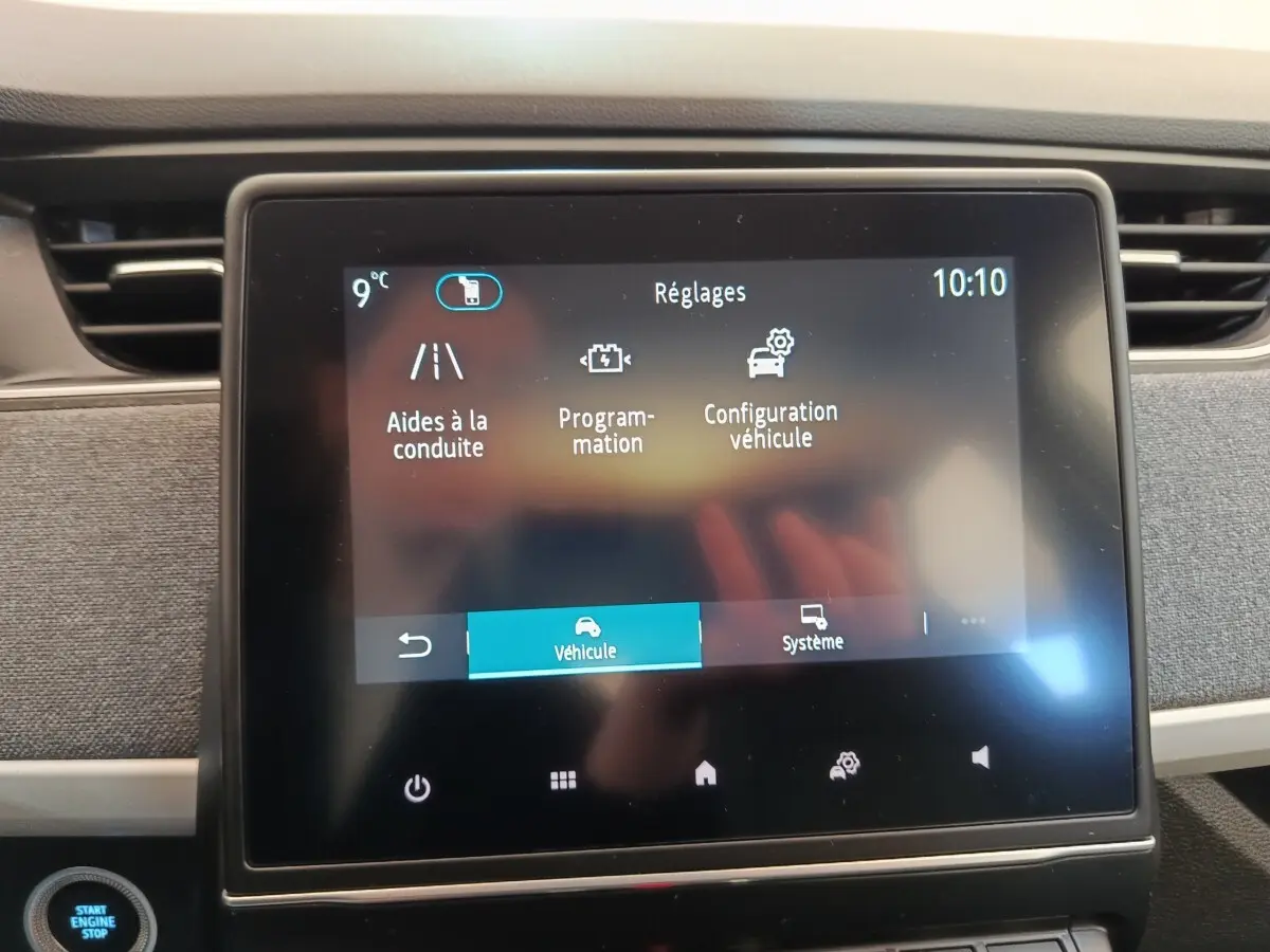 Écran tactile central de la Renault ZOE Zen 2021 affichant le menu Réglages, vue intérieure frontale.