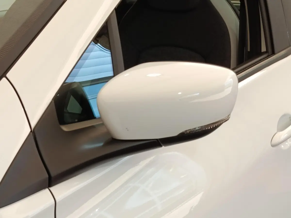 Rétroviseur blanc côté gauche de la Renault ZOE Zen R135 2021, avec clignotant intégré, vue rapprochée.
