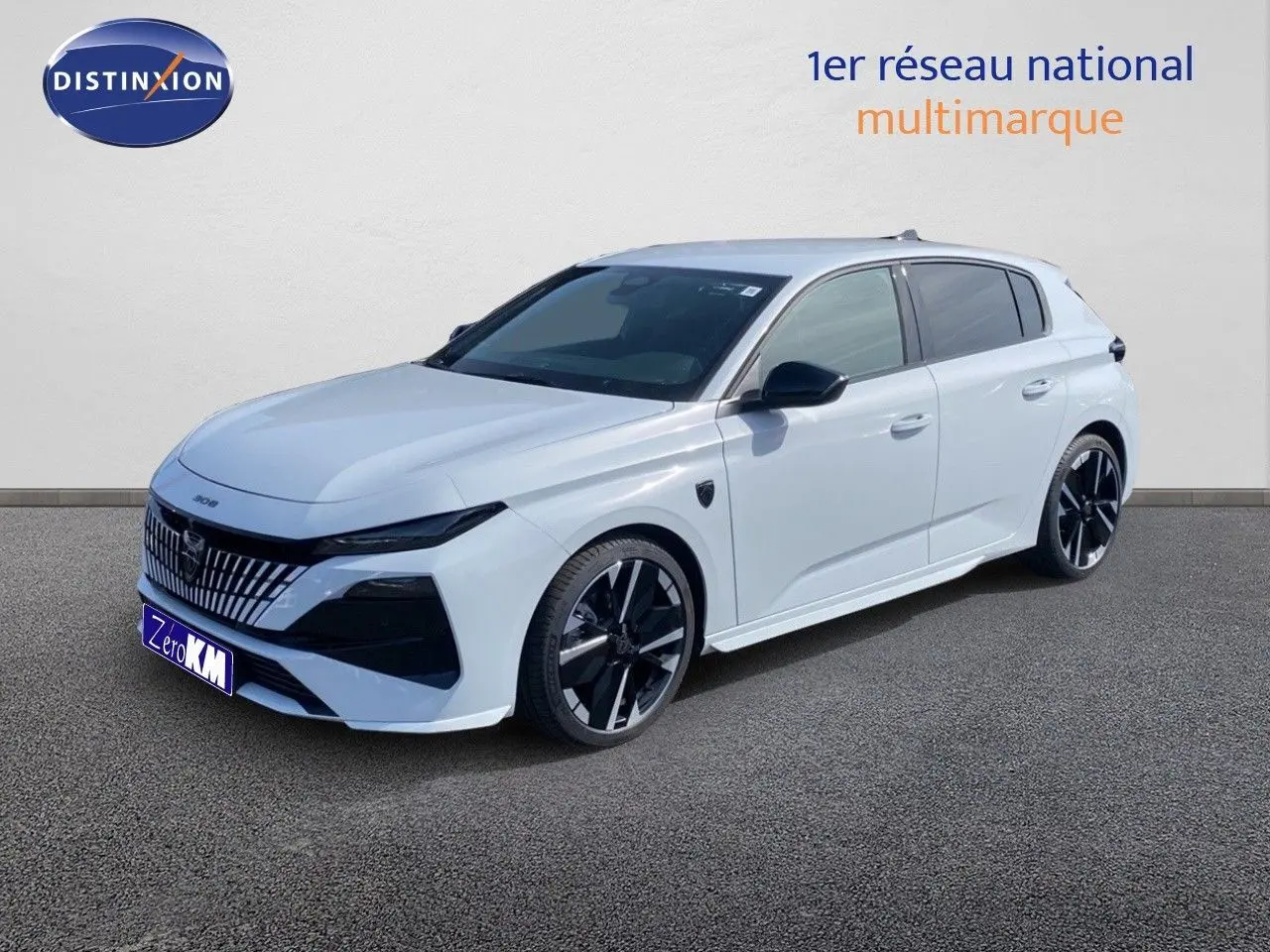 Peugeot 308 Hybrid 145ch GT blanc Okenite métal vue 3/4 avant droit avec jantes noires distinctives.