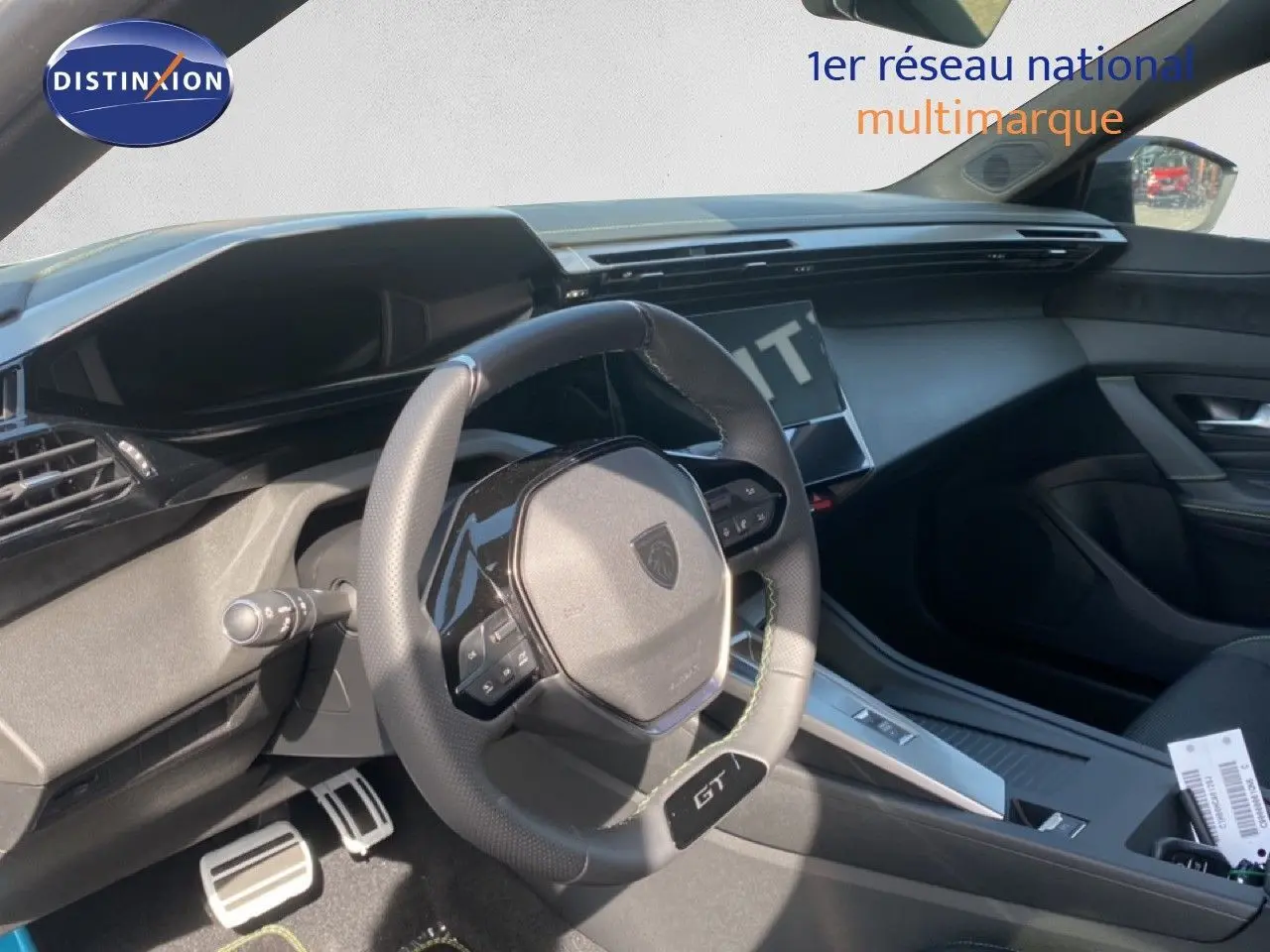 Vue intérieure côté conducteur du Peugeot 308 Hybrid 145ch GT 2026, volant GT et tableau de bord moderne noir.